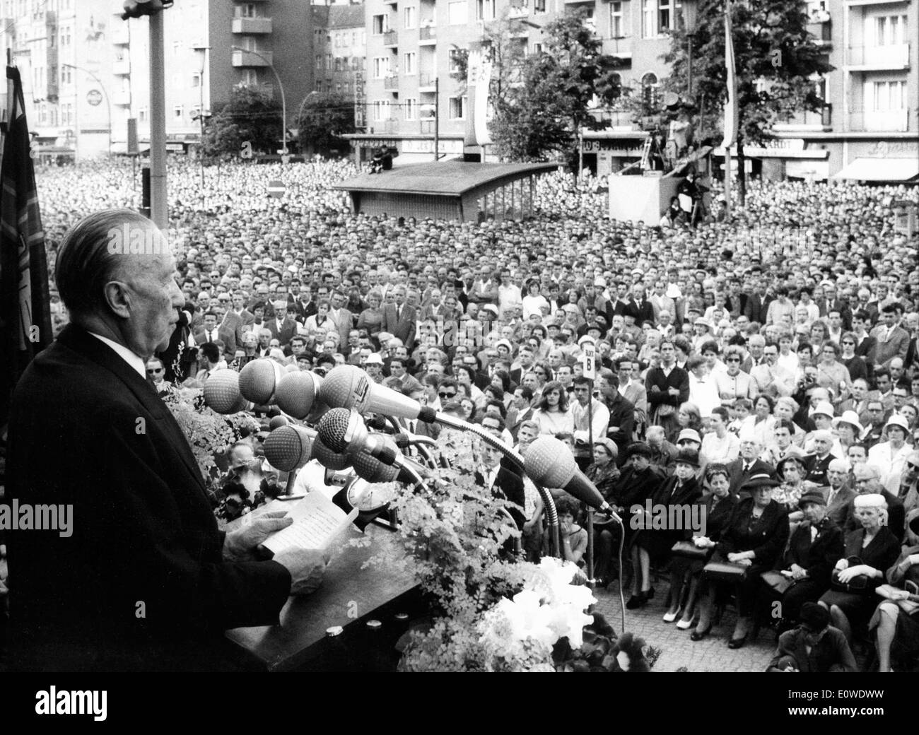 Dr. Konrad Adenauer spricht am Tag der Einheit in Berlin Stockfoto