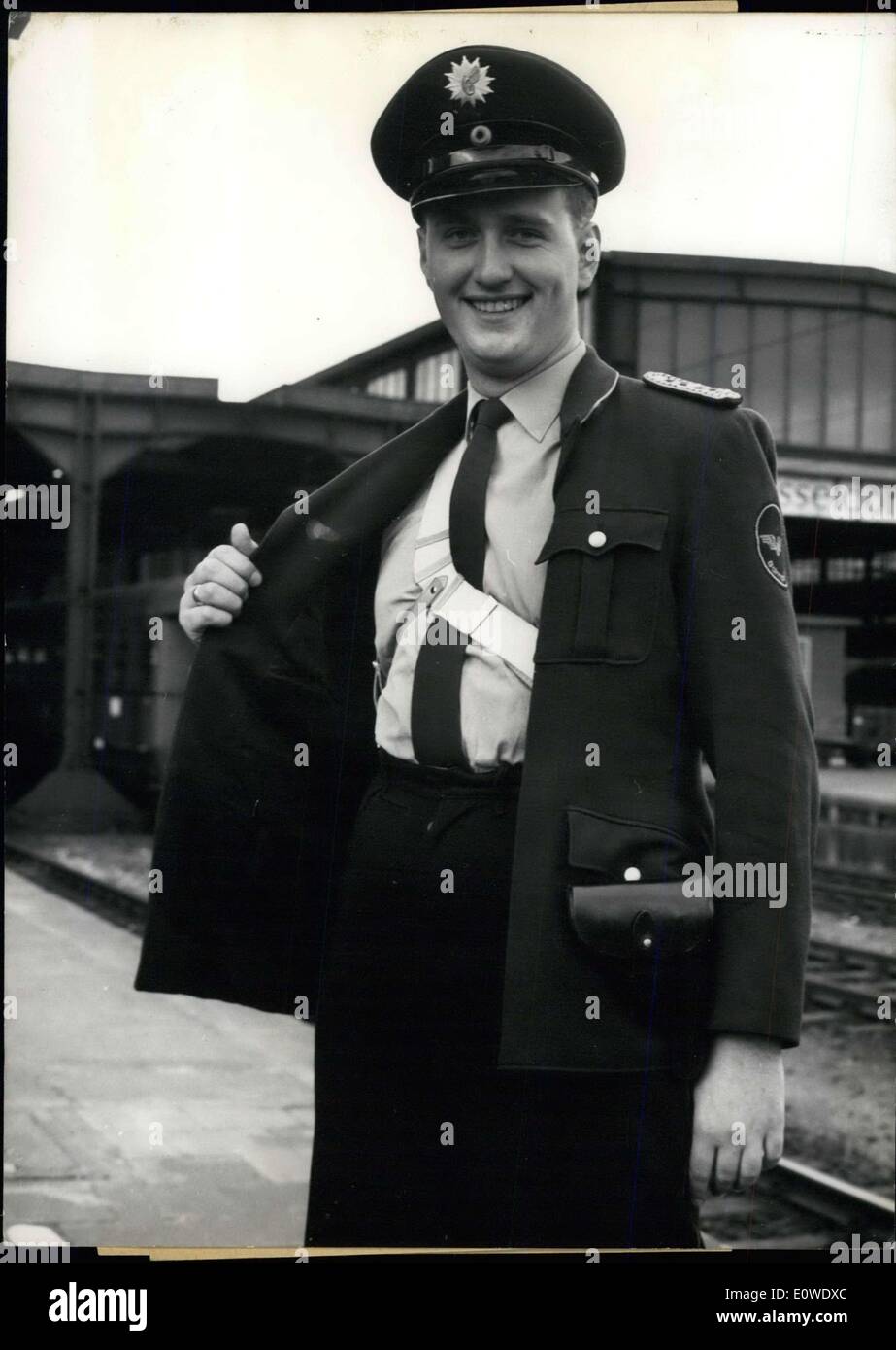21. Juni 1962 - Düsseldorf Eisenbahn-Polizei sieht mehr zivile: Zukunft empfindliche Reisende werde ich nicht gestört, die '' martial'' Eisenbahn-Polizisten von Düsseldorf zu sehen werden. Dezent sind die Pistolen auf der linken Seite baumelte, halten Sie an einem Riemen unter die gleichmäßige Beschichtung. Auch die unverzichtbaren Schlagstock wurde in einem Fall innerhalb der einheitlichen Hosen verbannt. Mit diesem '' mehr zivile '' Look der Bahnpolizei finden eine bessere und eine freundliche Beziehung zu der Fahrgäste im Eisenbahnverkehr. Stockfoto
