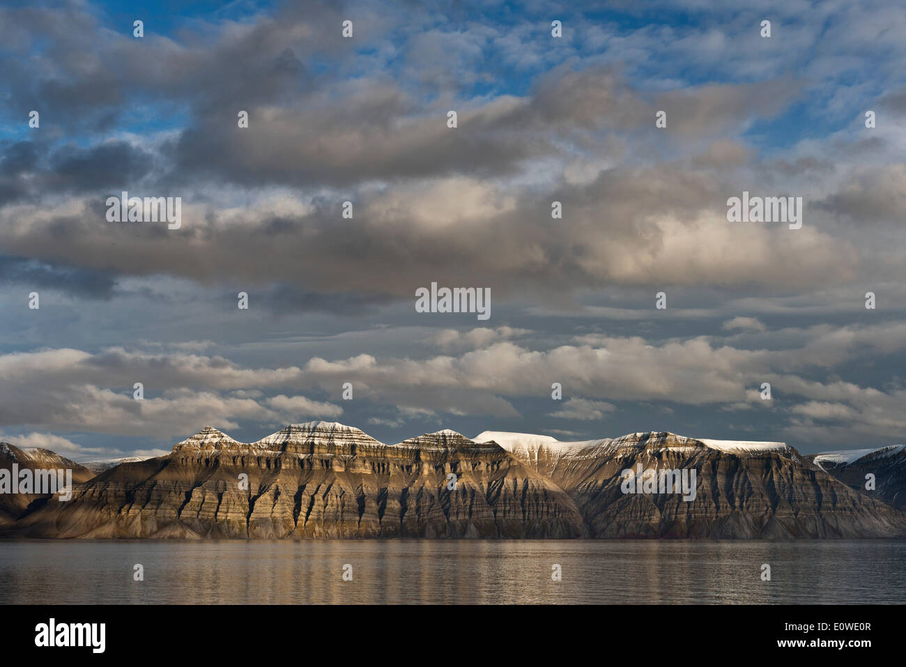 Fjord, schroffen Bergen, Isfjorden, Spitzbergen, Svalbard-Inseln, Svalbard und Jan Mayen, Norwegen Stockfoto