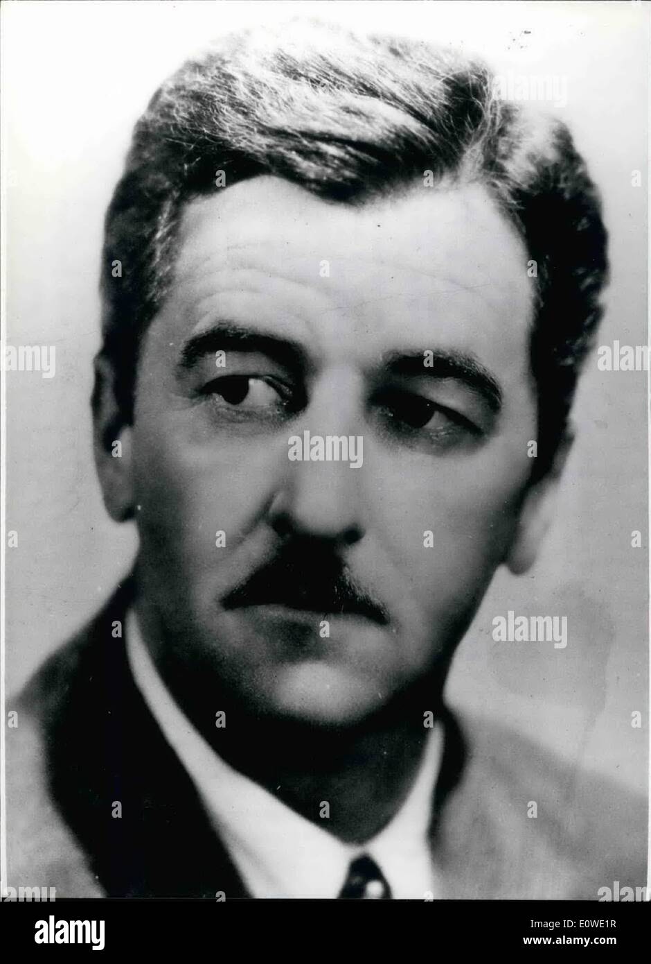 7. Juli 1962 wäre - Geschenk zum 80. Geburtstag von William Faulkner auf den 80. Geburtstag von William Faulkner (unser Bild), der berühmte amerikanische Schriftsteller. Der Schriftsteller, geboren in Albany (Miss) studierte in Oxford in Großbritannien und in Oxford, Mississippi und bei der britischen Luftwaffe verletzt wurde während des ersten Weltkriegs - kombiniert in seinen Büchern, indem alle Stilmittel, drastischen Realismus mit Gesellschaftskritiker. Die Szene seiner Geschichten, in denen Rennen- und familiären Konflikten eine wichtige Rolle spielen ist vor allem seine Heimat, im Süden der Nordländer Amerika Stockfoto