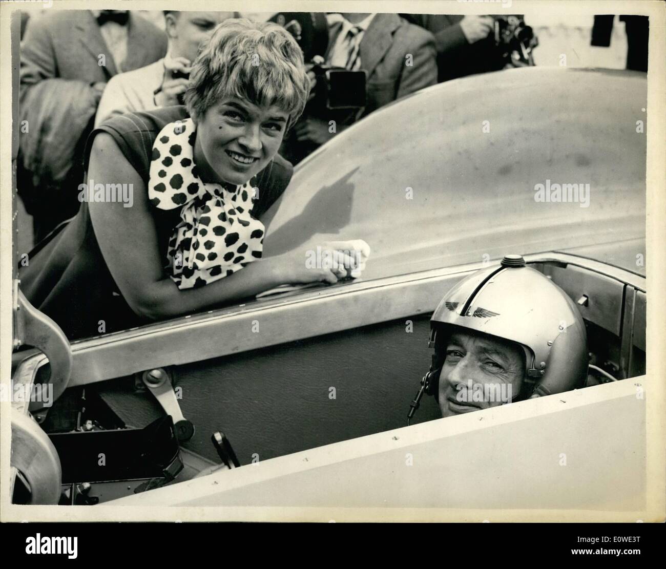 7. Juli 1962 - The umgebaut Bluebird Auto in welches Donald - Campbell-Flugzeug das Welt Geschwindigkeitsrekord in Australien im nächsten Jahr angreifen machte seinen ersten öffentlichen Auftritt heute in Goodwood. Das Projekt startete im Jahre 1955 hat Mantel Film in Goodwood heute, Mr. Campbell fuhren mit den Bremsen auf fast aller Zeiten: der Motor entwickeln 5000 PS acht Filmkameras installiert wurden. Stockfoto