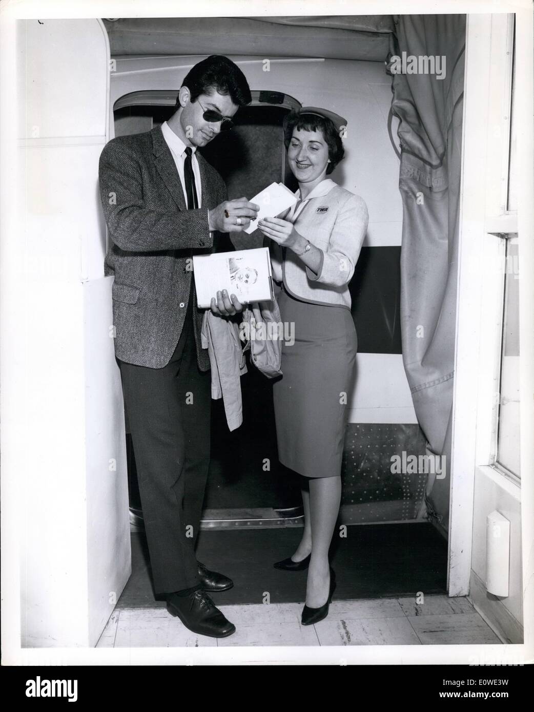 7. Juli 1962 - New York International Airport, 23. Juli 1962. George Chakiris, gewann einen Oscar in der West Side Story, Check-in mit TWA Gastgeberin Dixie Bowman, wie er ein TWA Star Stream für Los Angeles Bretter zeigt. Er startet die Arbeit an einem neuen Film, Columbia Diamant HeadÃ Stockfoto