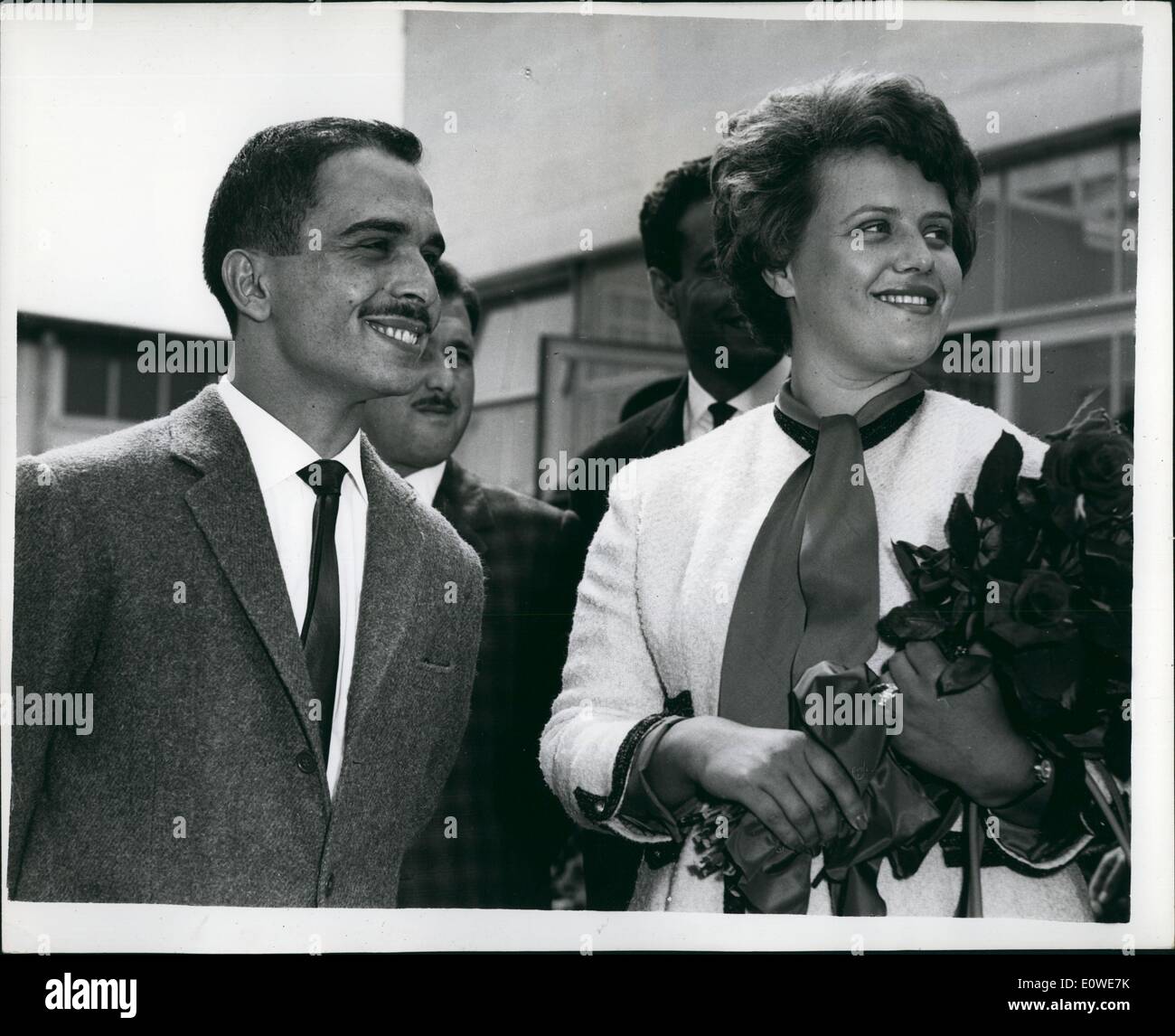7. Juli 1962 - König Hussein & Toni ankommen: Fotoshows: König Hussein von Jordanien und seiner britischen Frau, ehemalige Ipswich Telefonistin Toni Gardner sind abgebildet bei Lydd Flughafen heute nach ihrer Ankunft. Das Ehepaar wohnen in einer Penthouse Suite im the Dorchester. Es ist ihre erste Reise ins Ausland zusammen - '' einen Schuss von verspäteten Flitterwochen '' - seit ihrer Hochzeit. Stockfoto