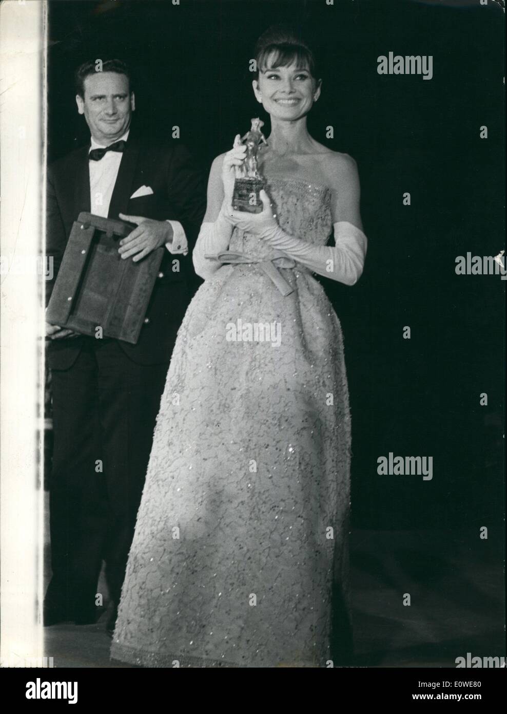 7. Juli 1962 - fand gestern Abend in Taormina im schönen Hintergrund des griechisch - römischen Theater die Verleihung des Preises "David di Donatello'' für italienische und ausländische Akteure für ihre schönsten Bilder. waren anwesend, um die Zeremonie Kino Persönlichkeiten, Schauspielerinnen, Schauspieler. Foto zeigt amerikanischen Schauspielerin Audrey Hepburn empfangen '' David di Donatello'' für die Hauptrolle in "Frühstück bei Tiffany" Stockfoto