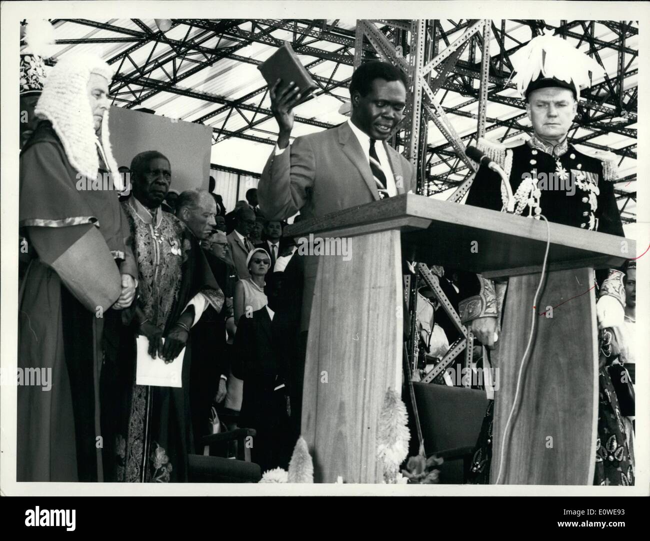 10. Oktober 1962 - Uganda Ministerpräsident Herr Milton Obote, nimmt den Eid als Kololo Stadion in Kampala Uganda Unabhängigkeit Premier im Rahmen einer Feierstunde statt. Mr Oboto links ist der Generalgouverneur Sir Walter Coutts und direkt hinter der Premier ist der Omukama Bunyoro, Sir Tito Winyi IV. Stockfoto