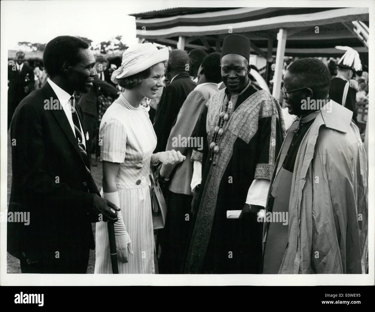 10. Oktober 1962 - wird der Ministerpräsident hält einen Stock und der Herzogin von Kent, ein religiöser Führer eingeführt. Milton Obote Stockfoto