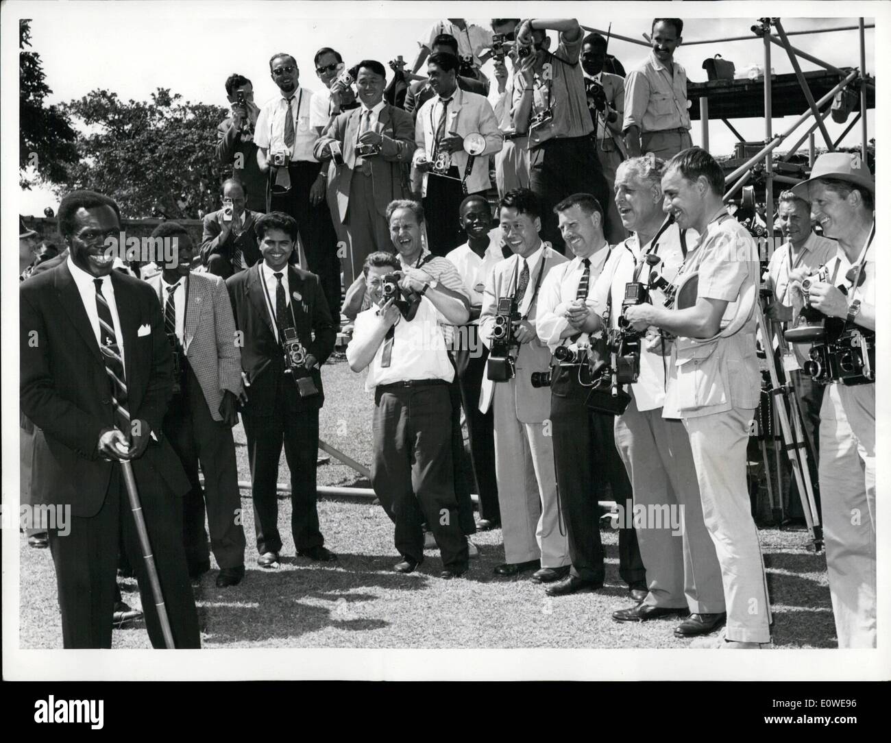 10. Oktober 1962 - der Ministerpräsident, Herr Milton Obote, lächelnd mit Vertreter der ausländischen Presse-Team nach einer Pressekonferenz Nakasero Presse Hotel geben. Stockfoto