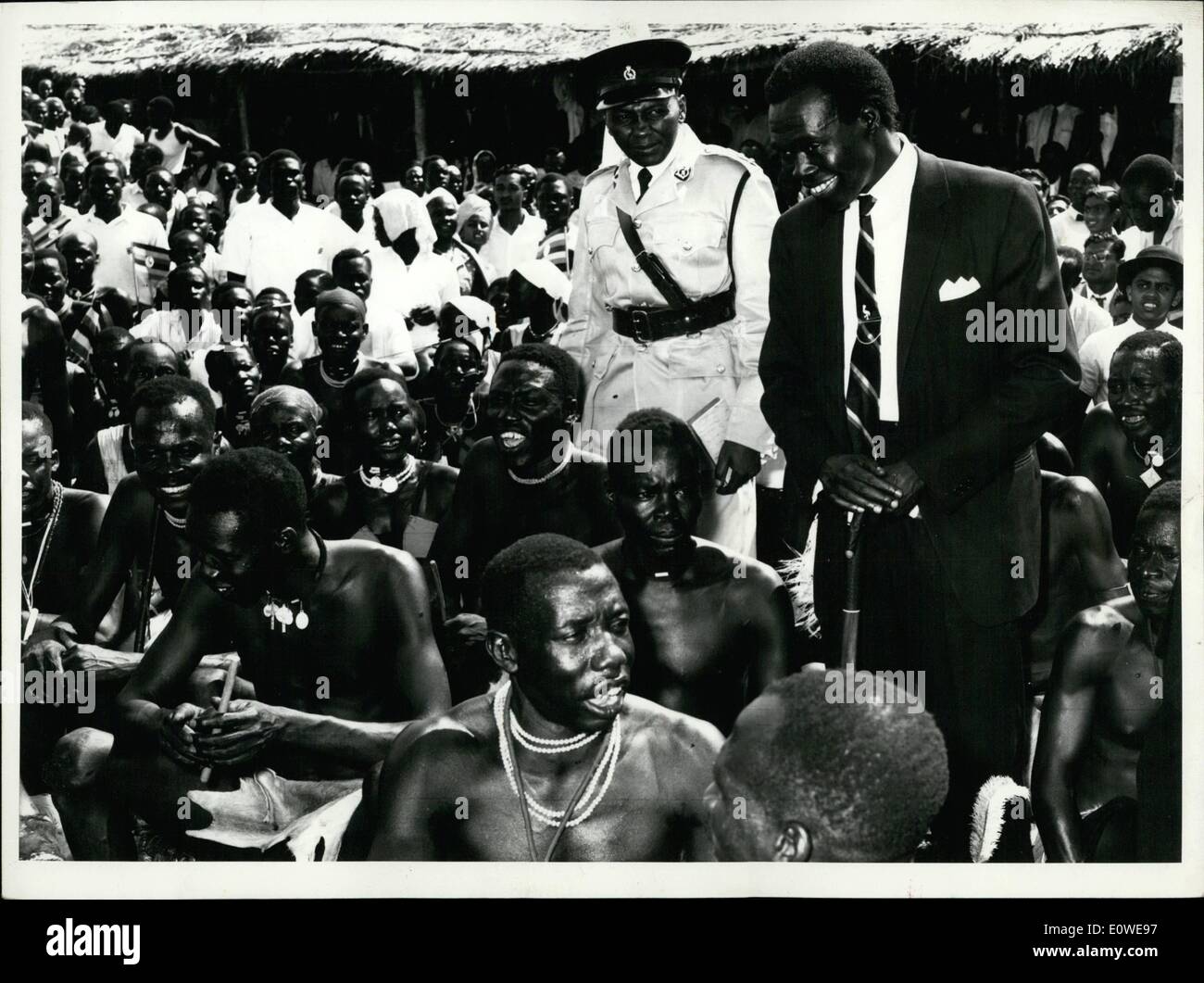10. Oktober 1962 - mischt sich der Ministerpräsident, Herr Milton Obote, mit der Masse während der königlichen Tour des Nordens. Stockfoto