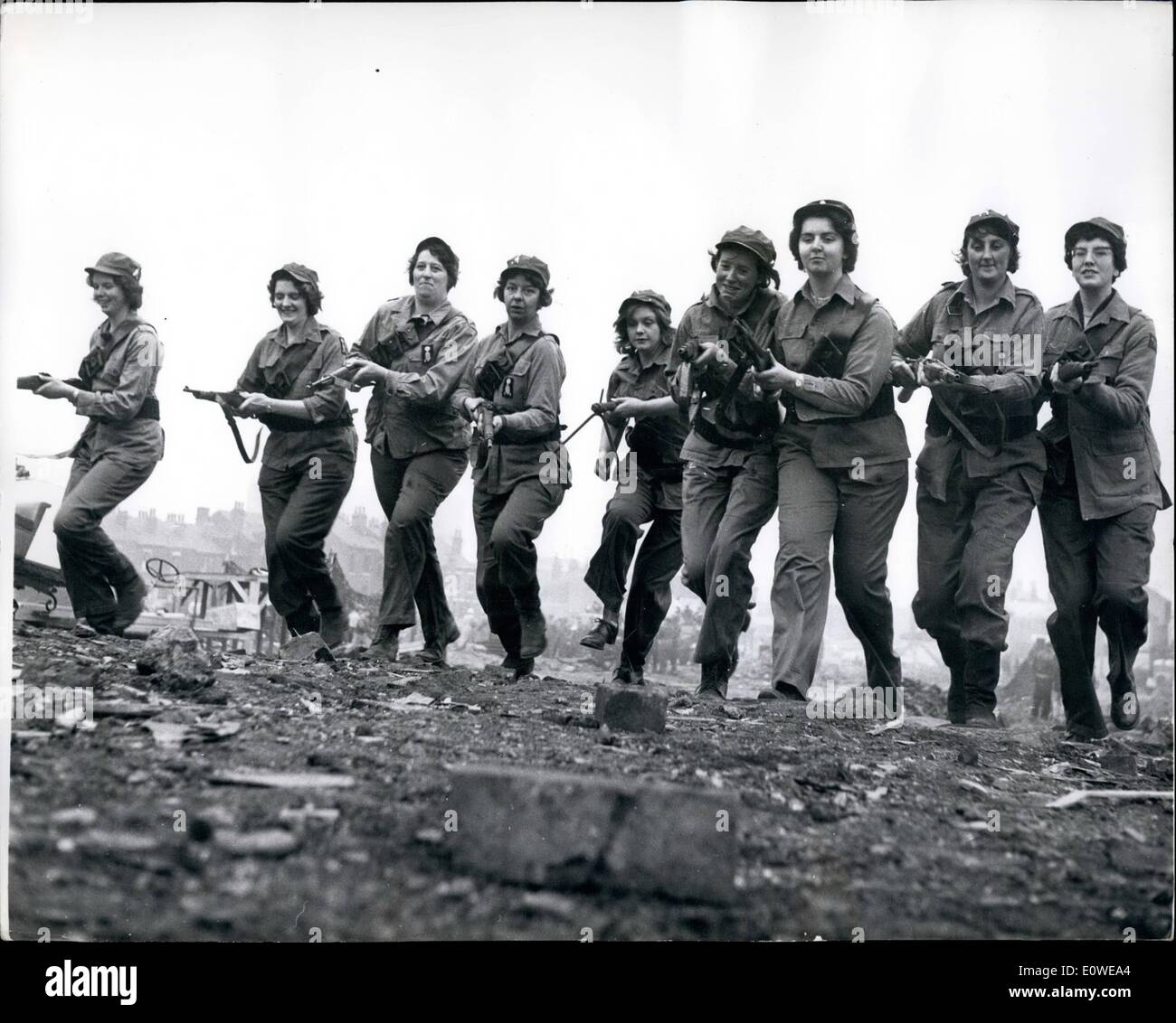 10. Oktober 1962 - '' Amazon Armee '' auf A Film gesetzt: Neun große Mädchen - durchschnittliche Höhe 5 ft. 11 ins - ging in Aktion mit Gewehren und Maschinengewehren an einem Film in Leeds gestern. Alle hatten beantwortet als Werbung für Extras, Armee-Frauen in der Befreiungsarmee Szenen für den Film '' Billy Liar'', welche Tom Courtnay stars zu spielen. Sie trug zerfetzte Jeans, Patronengurt und Kosaken Stiefel wie sie Hossed territoriale Armee Männer um auf Abbruchbaustelle '' Schlachtfeld ''. Foto zeigt Advancing mit Gewehren im Anschlag - '' Amazon Armee " Stockfoto