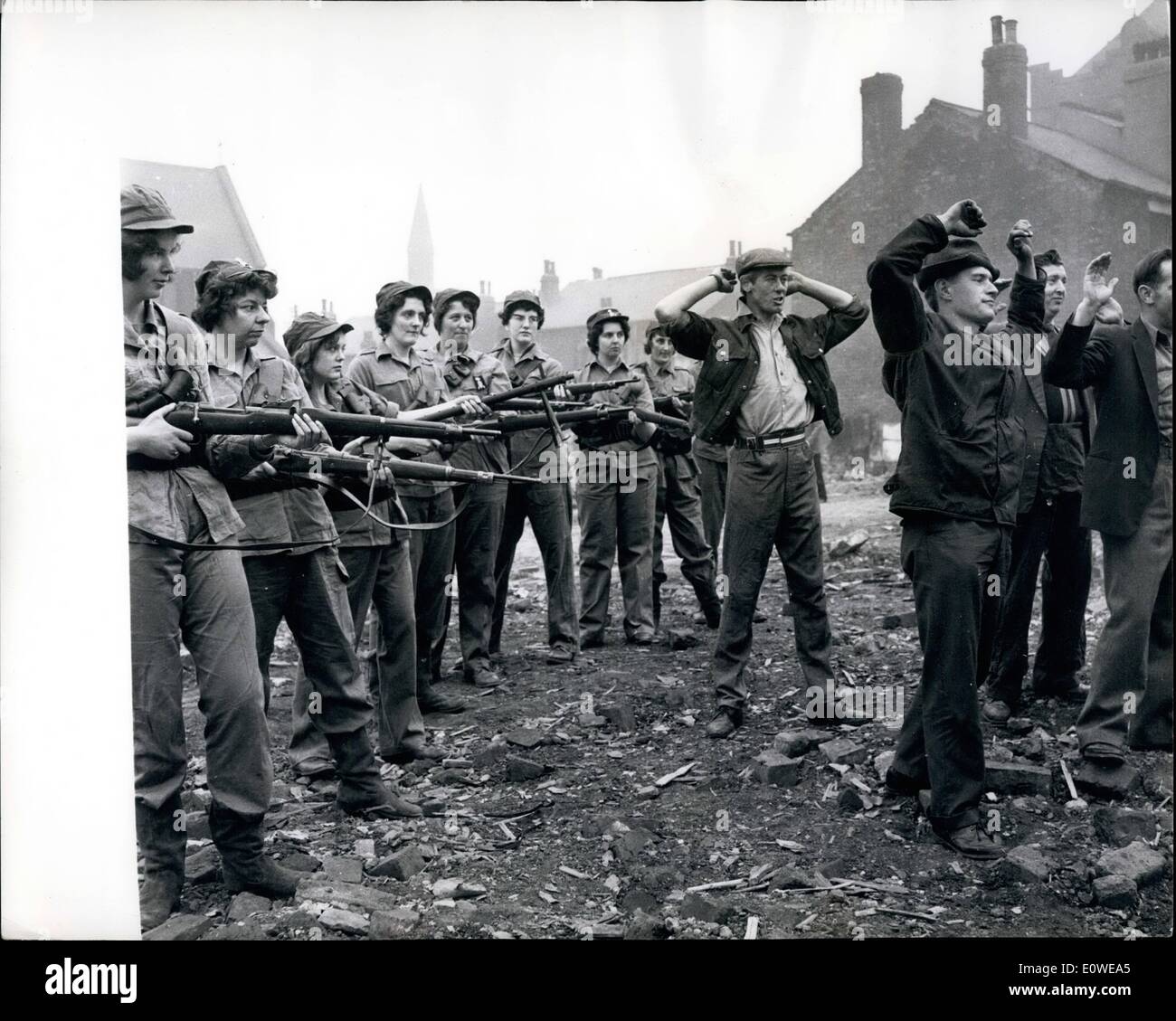 10. Oktober 1962 - '' Amazon Armee '' auf einem Film-Set: neun Army Girls---durchschnittliche Höhe 5 ft. 11 VG--trat in Aktion mit Gewehren und Maschinengewehren an einem Film in Leeds gestern. Alle hatten eine Werbung für Extras Armee Frauen bei der Befreiung-Armee-Szenen für den Film '' Billy Liar'' welche Tom Courtenay stars spielen beantwortet. Sie waren zerfetzte Jeans, Stiefel Patronengürteln und Coascak, wie sie herumkommandiert territoriale Armee Männer um auf die Abbruchbaustelle '' Schlachtfeld.'' Foto zeigt Hände! Armee Mädchen marschieren aus zivilen Gefangenen. Stockfoto