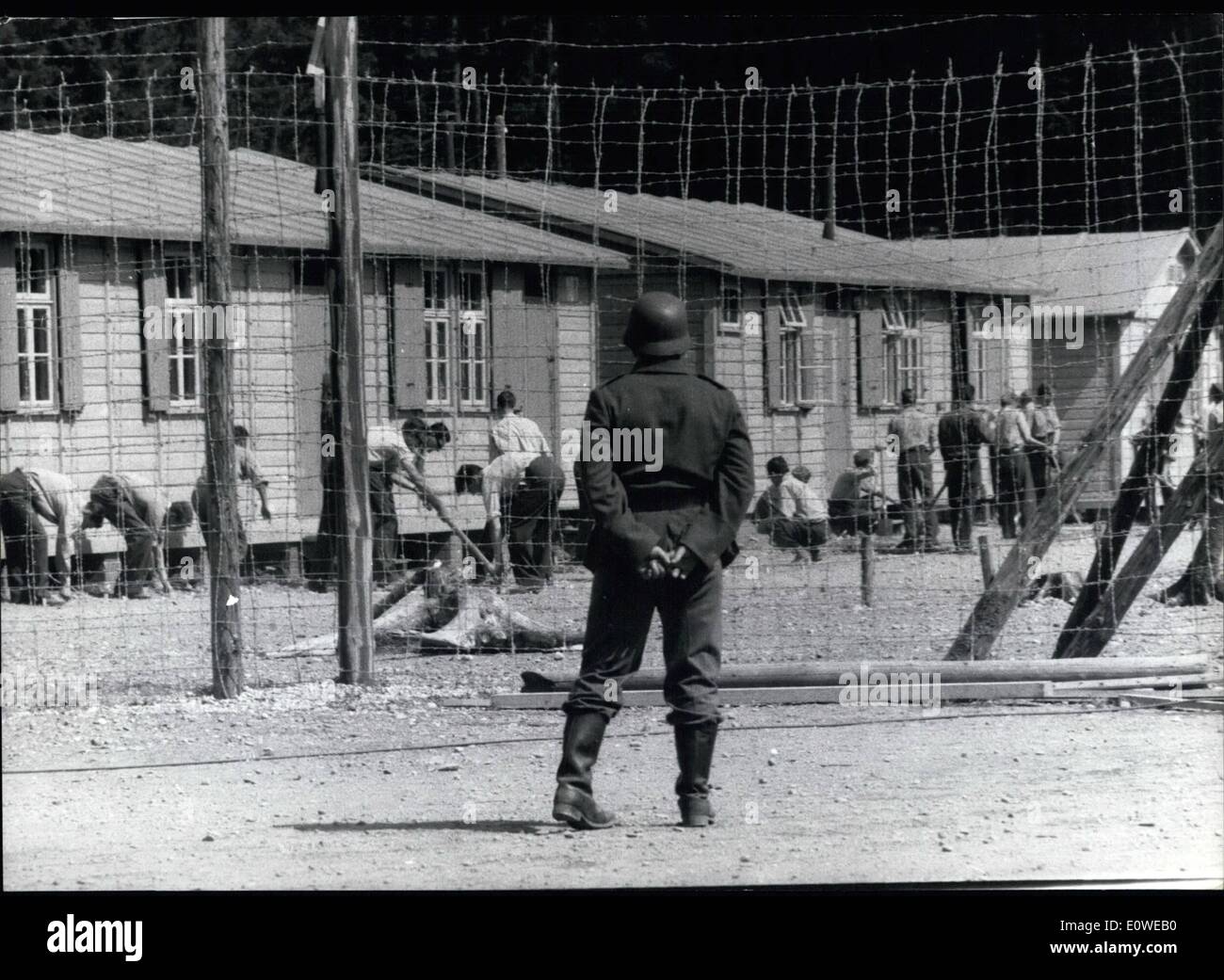 7. Juli 1962 - '' The Great Escape'': Während Zweiter Weltkrieg, 76 Alliierten gelang es, um aus Gefangenen Lager Stalag Luft III zu entkommen, das gesagt wurde, "Flucht-Beweis '' von Kriegsgefangenen. 50 Flüchtlinge wurden entdeckt und hingerichtet. Zwei fanden ihren Weg in die Freiheit (sie erreichte Schweden). Die Reamaining wurden ins Gefängnis wieder aufgenommen. Diese größte Massenflucht von alliierten Kriegsgefangenen wird jetzt in einem Film von John Sturges in München-Geiselgasteig für eine amerikanische Filmproduktion gemacht. Für den Film wurde die Lager Stalag Luft III entsprechend dem Original rekonstruiert Stockfoto