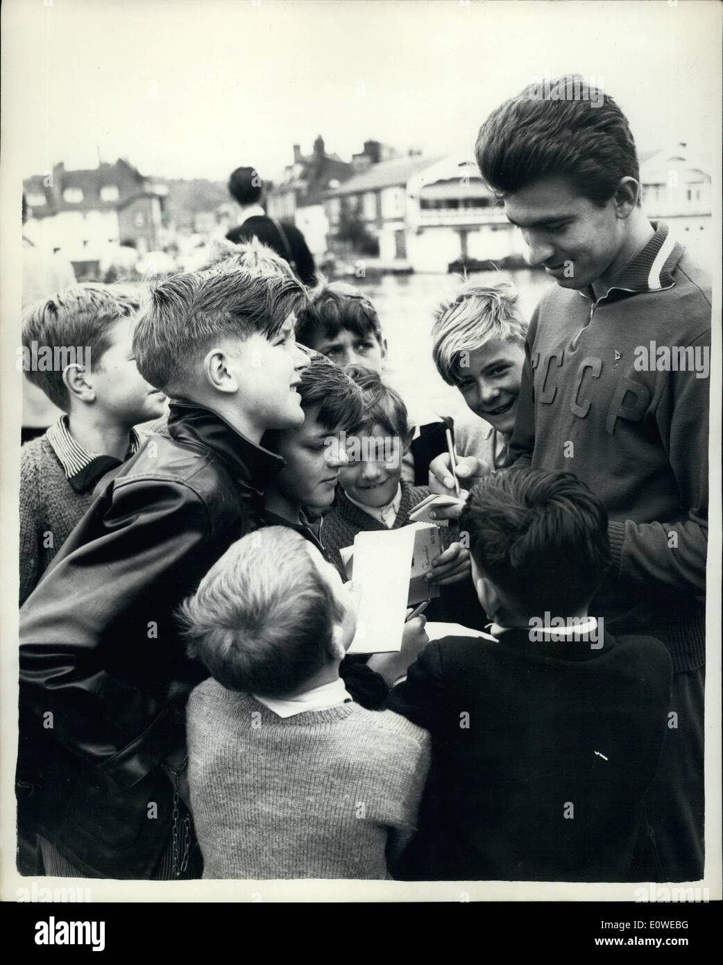 7. Juli 1962 - Moskauer auf der Themse Henley Royal Regatta: Foto zeigt Boris Dubrovsky des zentralen Armeesportklubs, Moskau, signiert Autogramm Alben am Royal Regatta, Hanley, heute. Er beteiligt sich der Diamant-Doppelzweier. Stockfoto