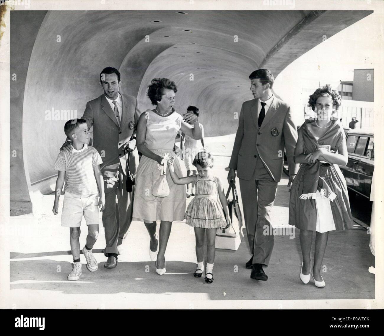 13. Juli 1962 - für sofortige Freilassung New York International Airport: Zwei Mitglieder des sowjetischen Leichtathletik-Mannschaft, die in den USA angekommen heute werden gezeigt, ein Spaziergang durch die Trans World Flight Center mit einer typischen amerikanischen Familie - Frau Ray Luepp der New Hyde Park, N.Y., Ehefrau von der New York athletic Club sportlicher Leiter und ihre drei Kinder , Joanne, 13, 9, Johannes und Maria, 5. Athleten, Valeriy Brumel (links), Hochsprung Champion und Igor Ter-Ovanesyan, breit, Jumper, später an Bord einer TWA Superjet für San Francisco mit anderen das 73-köpfige USSR Team. Stockfoto