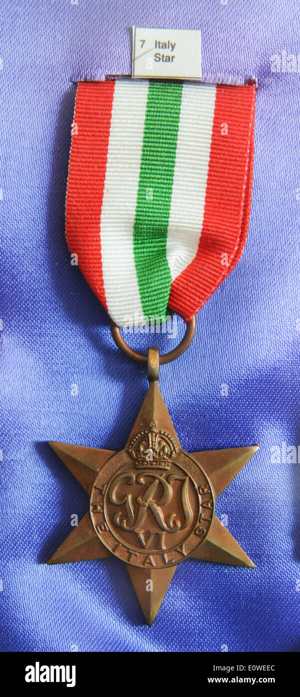 Weltkrieg zwei britische Medaillen UK The Italien ServiceStar und Band Stockfoto