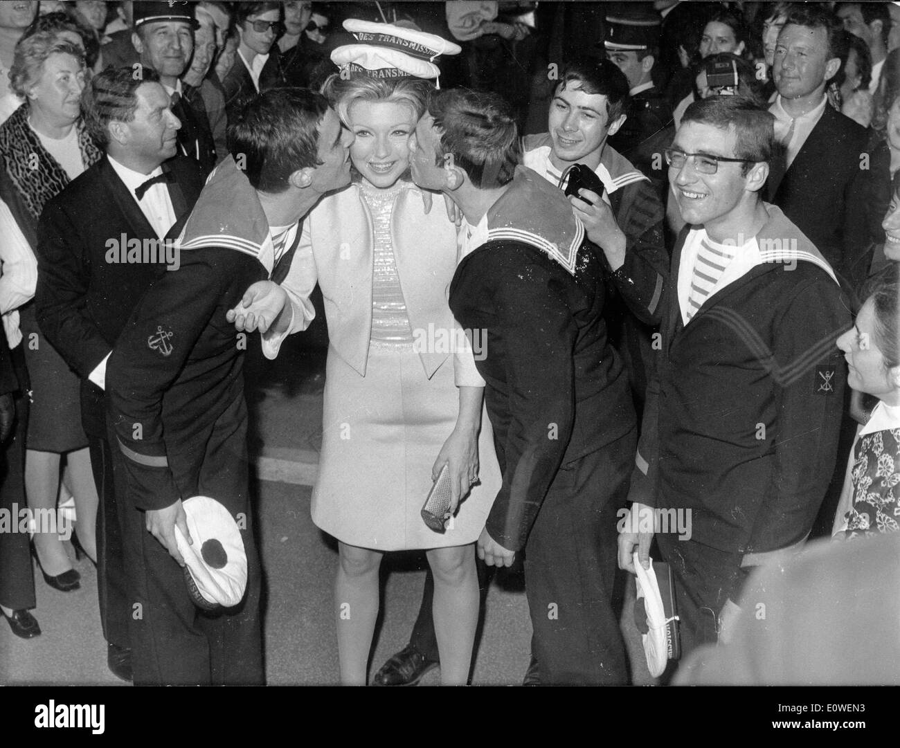 Schauspielerin Sylva Koscina immer auf die Wange von Matrosen geküsst Stockfoto