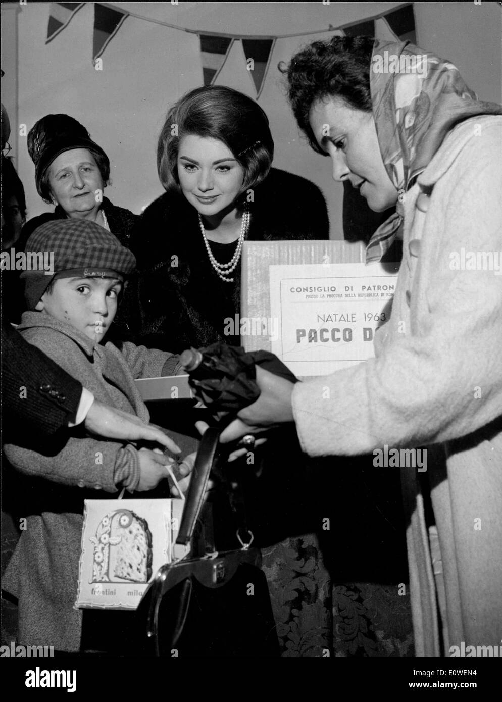 Schauspielerin Sylva Koscina Gespräch mit fans Stockfoto