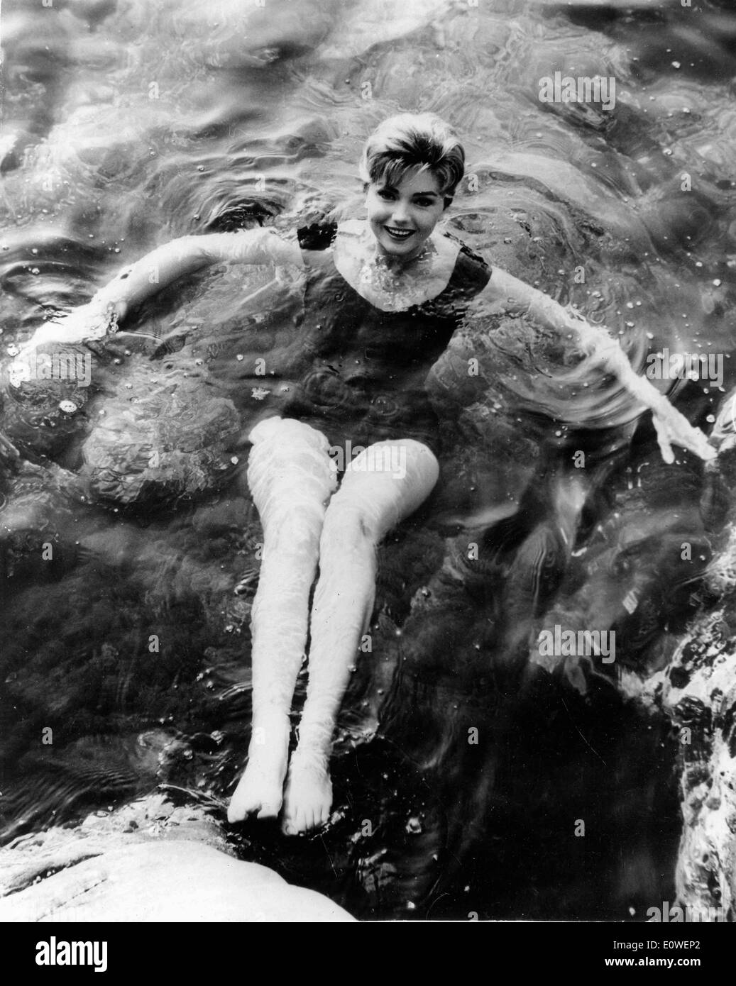 Schauspielerin Sylva Koscina Schwimmen im Wasser Stockfoto