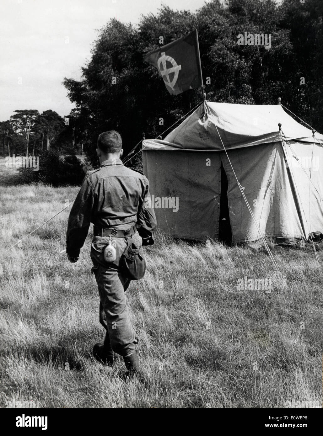 Neo-Nazi in Fallschirmjäger uniform geht vorbei an Zelt Stockfoto