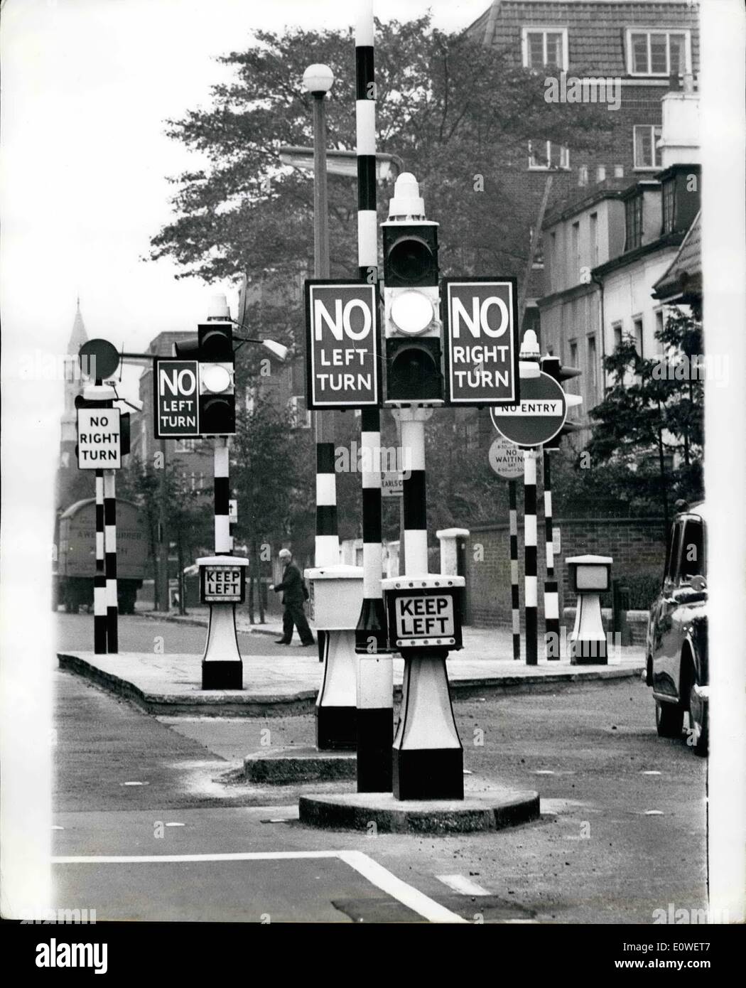 10. Oktober 1962 - '' The Kensington Maze'' - Bewohner protestieren: sie nennen es das Kensington-Labyrinth - Schnittpunkt von Pembroke Road und Cromwell Crescent in London W.8. Bewohner haben eine Traffic-Schiedsgericht nach drei Unfällen in drei Wochen an der Ecke - die entworfen, um den Verkehrsfluss zu beschleunigen, von Norden nach Süden in West London gebildet. Stockfoto