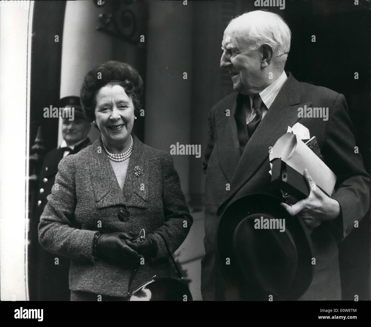 10. Oktober 1962 - Lord Woolton und Verlobte: Lord Woolton, 79 Jahre alte Ex-Vorsitzender der konservativen Partei, Dr. Margaret Eluned Thomas, 59, der Hausarzt, Lord Woolton erste Frau heiraten, die letztes Jahr gestorben ist. Ihr Engagement wurde gestern angekündigt. Dr. Thomas hat ein Ferienhaus im Dorf Walberton, Sussex, wo letztes Jahr zog sie nach er in der Nähe von Lady Woolton und heute Morgen, dass sie und Lord Woolton seine Whitehall Court, West Minster, Wohnung zu verbringen das Wochenende in Walberton. Das Foto zeigt Herrn Woolton, seine Verlobte verlassen London flach heute Morgen. Stockfoto