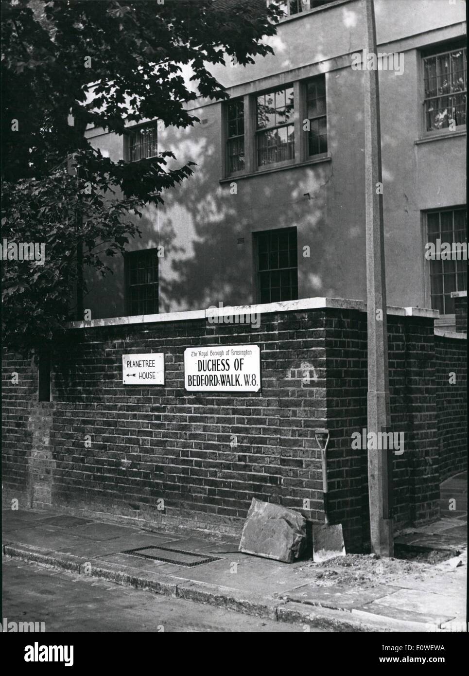 10. Oktober 1962 - angeblich Spion Fall Rendezvous: Herzogin von Bedford Spaziergang, Kensington. London, wo, es in der Bow Street Spion-Fall, eine rosa Kreide-Markierung an einem Baum hieß wurde als Signal für russische Agenten von William John Vassali gelegt. Stockfoto