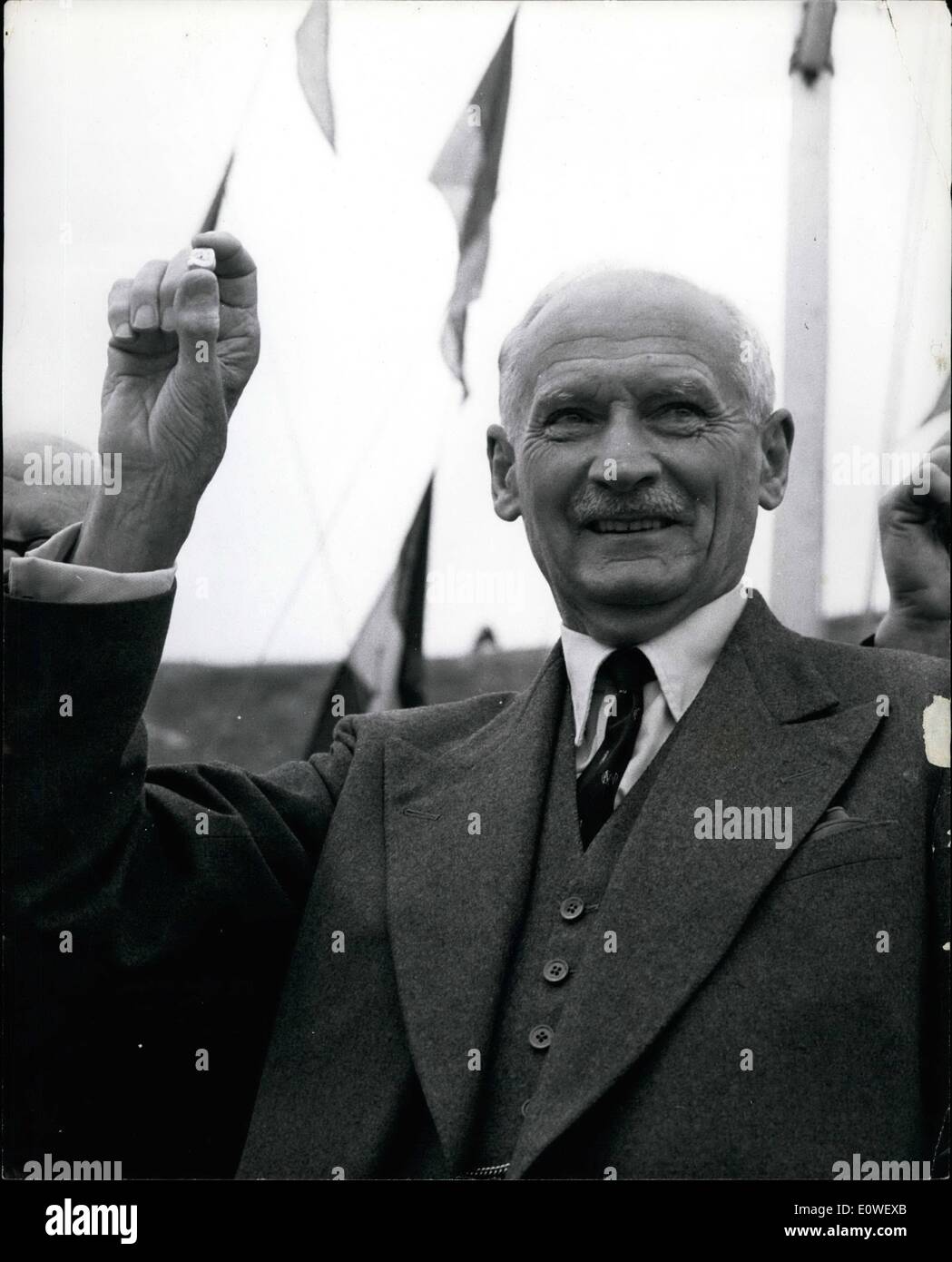 10. Oktober 1962 - erhält Monty "Silberne Winkle"... Alten Cinque Ports Zeremonie in Hastings... Field Marshal Viscount Montgomery war Ehrengast auf der Tagung der antiken Gerichte der Bruderschaft und Guestling der Confederation of the Cinque Ports - bei Hastings... Die "Bruderschaft" ist ein Gremium aus aus dem Mittelalter, als die Cinque Ports das Land vor der Invasion verteidigt - und die Gerichte der Bruderschaft das Interesse der '' Ports und antiken Städte gewahrt ''. Stockfoto