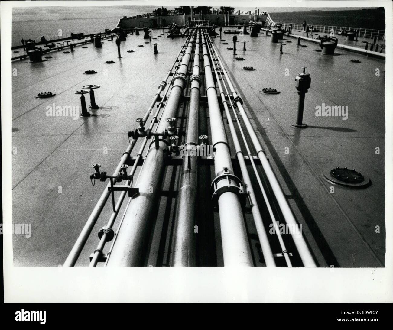 10. Oktober 1962 - erfährt weltweit größte Tanker ihre abschließende Prüfungen. Die SS NiISSHO MARU-132,00 Tonnen. Weniger als ein Jahr gebaut: die weltweit größte Tanker SS NISSHO MARU (132.000 Tonnen) beendete ihre Prüfungen vor Tokio Bucht diese Woche vor dem Schlafengehen in den Dienst zwischen Japan und den Persischen Golf. Das riesige Schiff gebaut für Idemitsu Kosan Ltd., führen 146.000 Kilo Liter Rohöl in einer einzigen Reise. Ihre Gesamtlänge beträgt 954 Füße, sie ist 141 Fuß breit und 73 ft tief. Sie hat einen Tiefgang von 55 ft., Geschwindigkeit von 18 Knoten mit voller Beladung und Service-Geschwindigkeit von 16 Knoten. Kiel gelegt Nov. Stockfoto