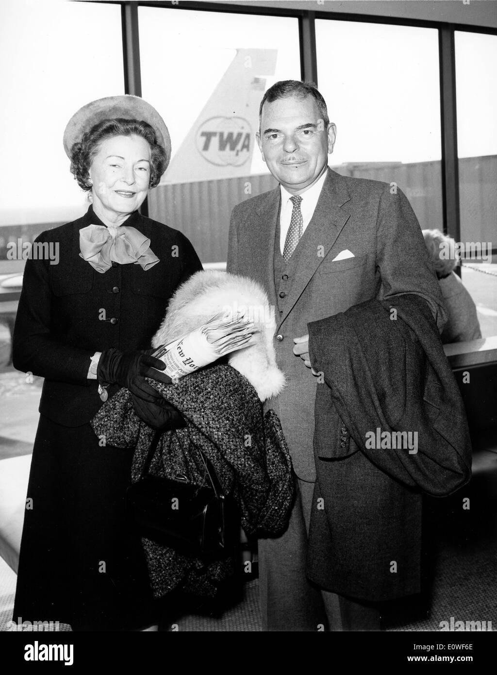 Gouverneur, Thomas E. Dewey und seine Frau Frances am Flughafen Stockfoto