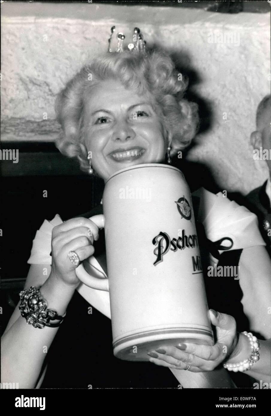 14. Oktober 1962 - gestern fand das Bierfest in der Münchener Brasserie in Paris im Stil der berühmten Festivals, die jedes Jahr im Bavieres auftreten. Sie trinken nach Herzenslust in eine fröhliche Atmosphäre. Ein französisches Mädchen gewann den Titel des Bier-Königin 30 anderen Kandidaten zu besiegen. Das Bier, die Tassen gefüllt waren mit Bier aus dem ganzen Rhein genannt '' 24 Grad ''. Bild: Frau Charlotte, die Bier-Königin mit einem 3 Liter Bierkrug, die sie ohne Schwierigkeiten fertig. Stockfoto