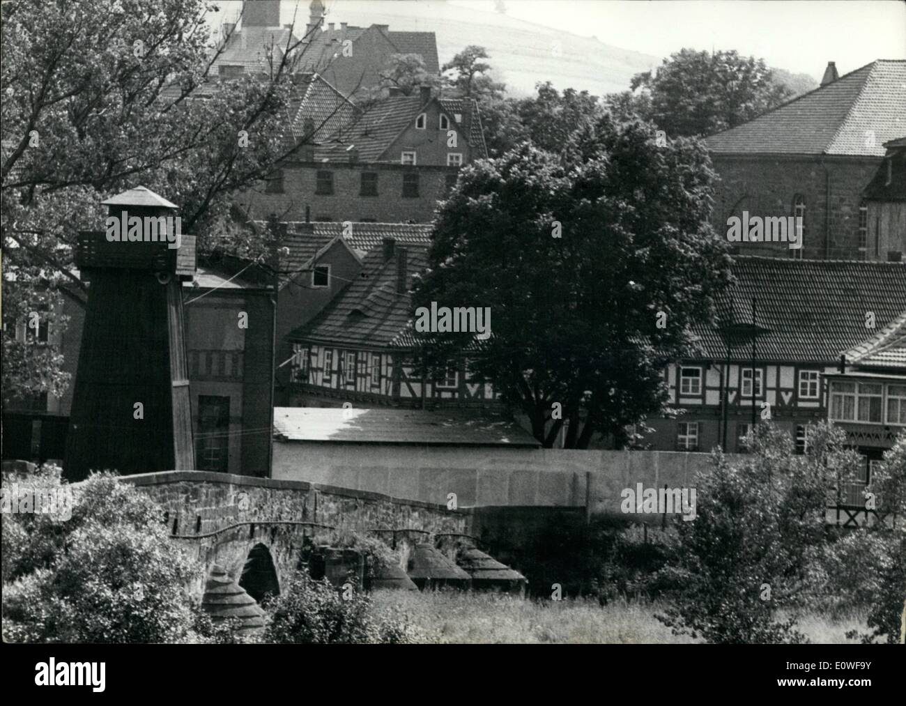 08. August 1962 - Mauern, Stacheldraht und Wachtürme : Schauplatz der Zonengrenze zwischen dem Land Hessen (Westdeutschland) und Thieringen (Ostdeutschland). Ostdeutsche Kommunisten bauten eine Mauer wie die in Berlin an der Ostseite des Werra-Flusses zwischen Phippsthal (Westen) und Vacha (Osten). Ein Teil davon ist mit Parles als ''Sozialismus wird gewinnen'' dekoriert. Von den Wachtürmen auf der Brücke und entlang des Flusses patrouilliert die kommunistische Polizei die Grenze. Stockfoto