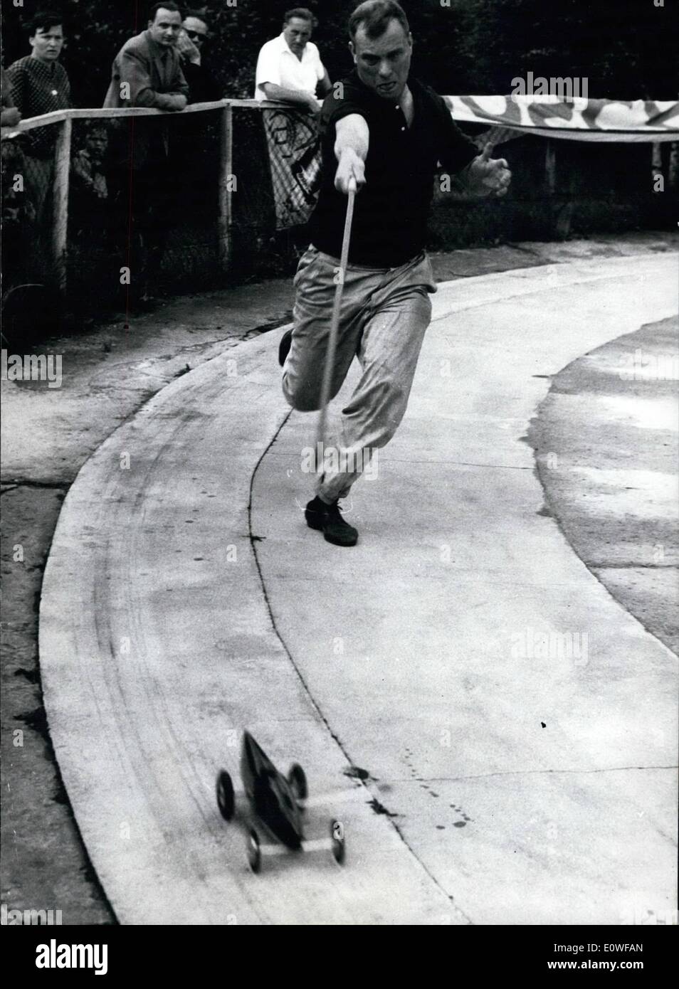 8. August 1962 - spielen Impetnous für große Männer; Die Modelcarracs gewinnt immer mehr Liebhaber. Wie die Macher von die große 1960-er Fans der kleinen Modelle schützen hier stabile Geheimnisse unruhig. Es gibt bereits Land und Europa-Meisterschaften für Modelcar Rennen. Als Deeps in Push auf von seinem Modelracecar ist genausoviel Meister Zetterstrom. Stockfoto