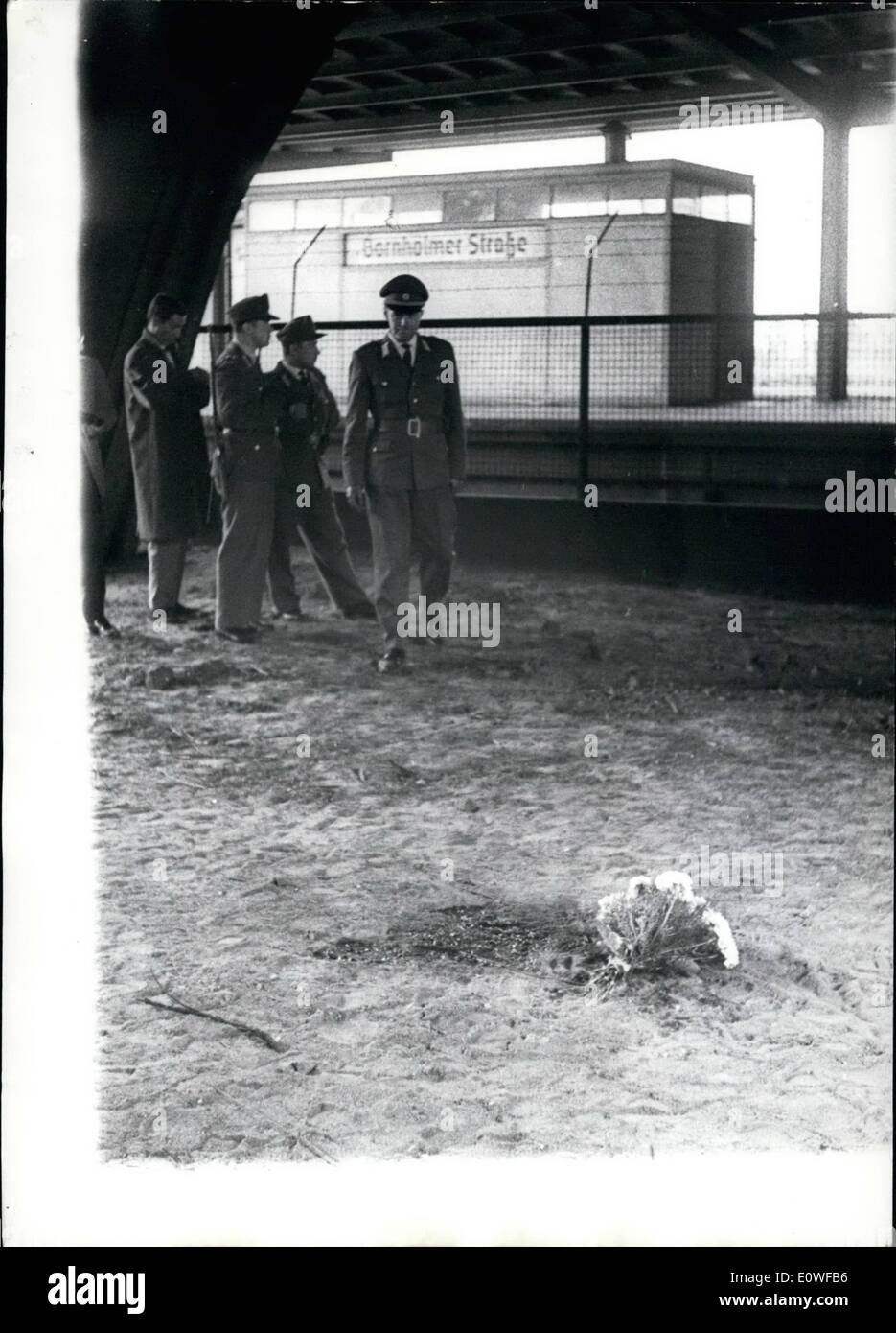 8. August 1962 - Zuflucht an der Sektor-Grenze ermordet. Zweiten Mal in dieser Woche ermordet die Volkspolized einen Mann gestern am späten Abend an der Sektor-Grenze. 19 Jahre alte Korporal der Transportpolizei, Hans-Dieter Wesa, muss seine Flucht in die Freiheit mit seinem Leben bezahlen. Der junge Unteroffizier kommen will, nach West-Berlin in der in der Nähe der S-Bahnhof Bornholmer Straße, er wurde ermordet von der Camerades von seiner Einheit. Foto zeigt einige Blumen auf dem Platz der West-Berliner Hana-Dicter Wesa starb. Stockfoto