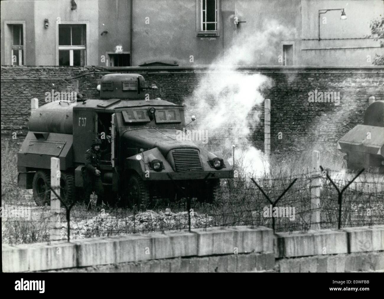 8. August 1962 - Tränengas-Schlacht in der Nähe der Mauer in Berlin. Das Foto zeigt Wasser-Pistole-Auto von Volkspolice in der Nähe von einer explodierenden Tränengas-Bombe, die von einem Polizisten West-Berlins geworfen wurde. Stockfoto