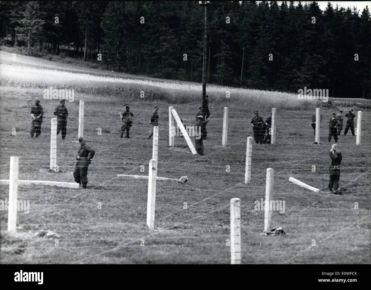 11. August 1962 - mehr Stacheldraht an der Ost-Zone-Grenze: bei der Bayer - Thüringer Zonengrenze von Kleintettau in der Nähe von Kronach (Kleintettau in der Nähe von Kronach) Pioniere der Ostzone Volksarmee angesprochenen in den letzten Tagen dreifache Stacheldraht-Draht-Zäune. Stockfoto
