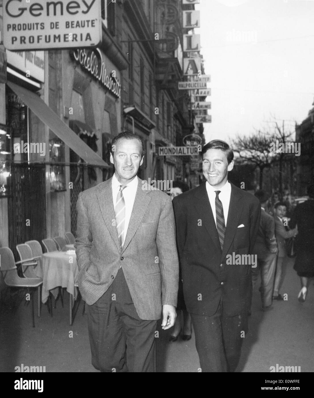 Schauspieler David Niven auf einem Spaziergang in Rom mit seinem Sohn David Jr. Stockfoto