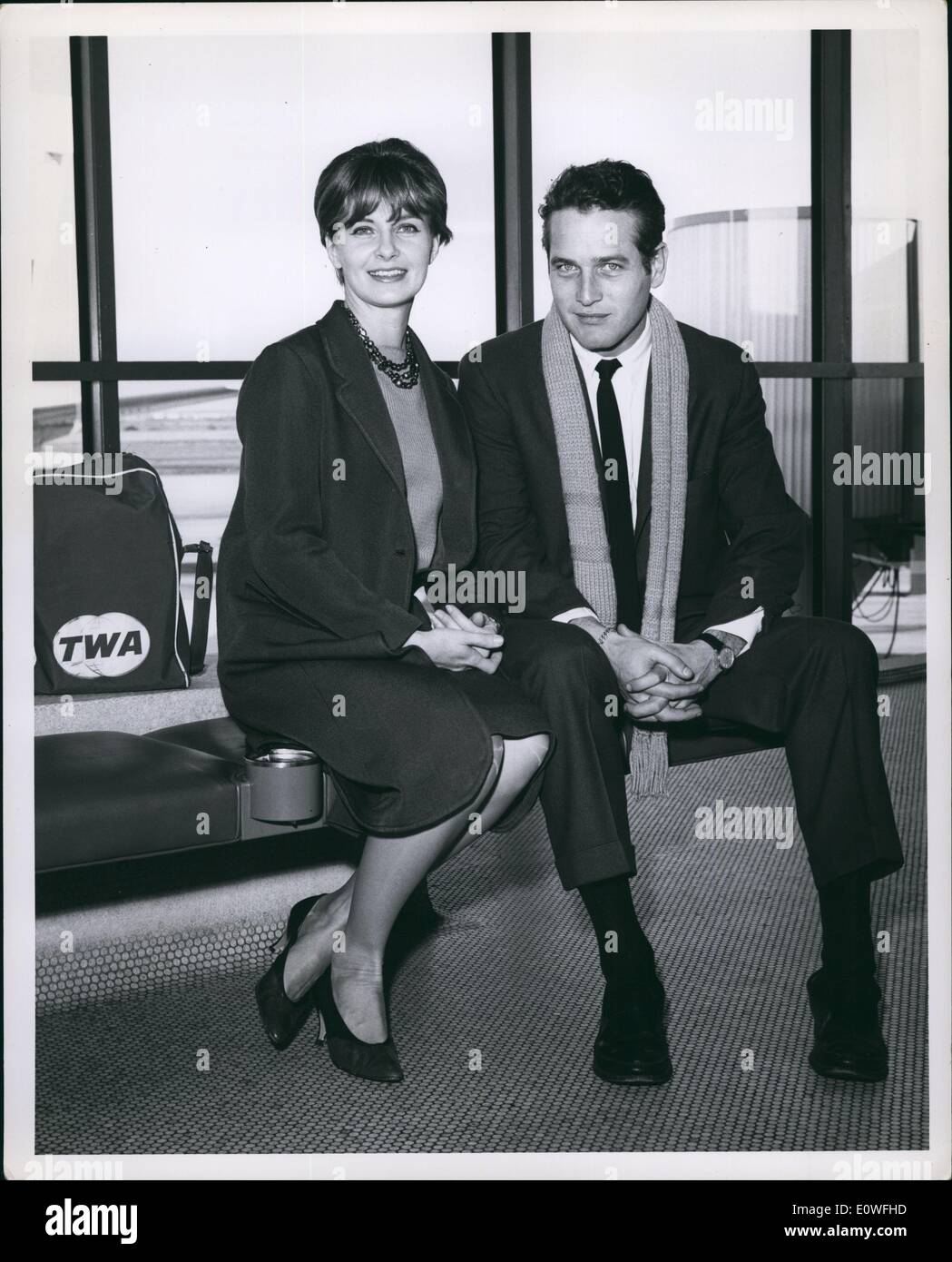 11. November 1962 - Joanne Woodward und ihr Mann, bereiten Paul Newman ein TWA Superjet für Los Angeles, Kalifornien, wo sie Arbeit an einem neuen Film mit dem Titel Somantha beginnt, in dem sowohl die vorgestellten Künstler werden, an Bord. Stockfoto