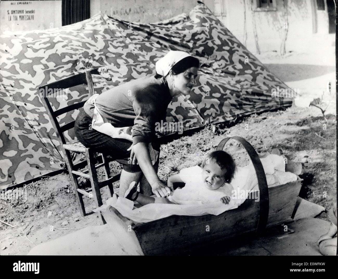 27. August 1962 - Rom, - bei Ariano Irpino der Zone, wo das Erdbeben seine tolle machte, schüttelt vor einigen Tagen, Tausende sind noch obdachlos und sie versuchen o nehmen Sie Zuflucht in den nächstgelegenen Wald leben im Zelt. Stockfoto