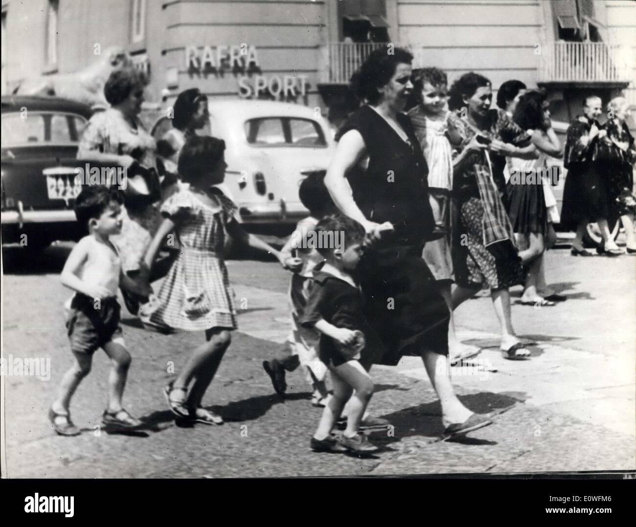 28. August 1962 - Rom, den schrecklichen Erdbeben, die Zone der Peloponnes in Griechenland, provoziert auch in einigen Gebieten des südlichen Italiens wehtun schüttelt Sismic. In Neapel gesehen tragische Szenen bei neapolitanischen Frauen und Kindern. Stockfoto