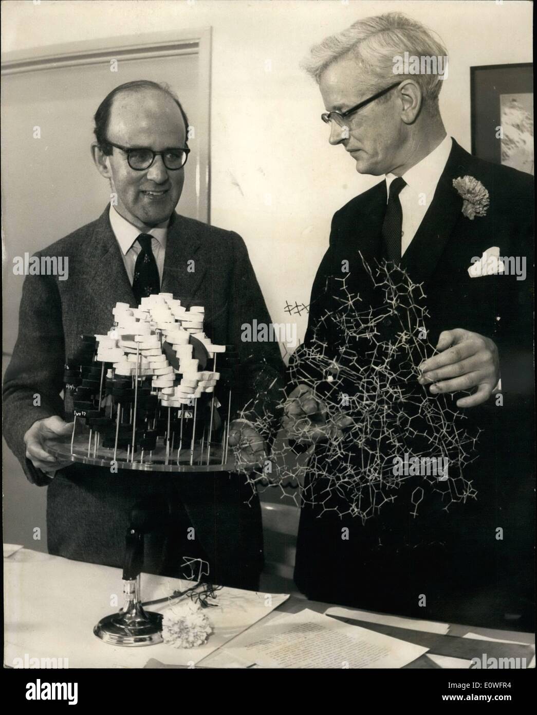 11. November 1962 - teilen britische Wissenschaftler Nobelpreis für Chemie. Die 1962 Nobelpreis für Chemie wird von zwei Cambridge Wissenschaftler, Dr. Paul Cowdrey Kendrew und Dr. Max Ferdinand Perutz, für ihre Studien der kugelförmige Proteine geteilt. Sie sind an den Leiter des Referats Medical Research Council für Molekularbiologie. Bild zeigt: Dr. Perutz, links, und Dr. Kendrew Bilder heute Abend nach Erhalt der Nachricht von ihrem Gewinn des Preises - in ihrem Labor an der Universität Cambridge. Stockfoto