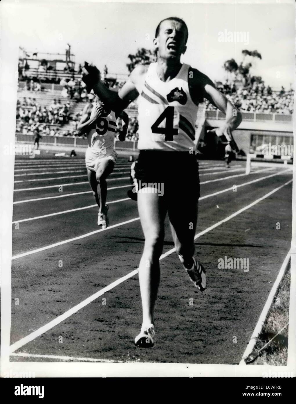 11. November 1962 - Vincent gewinnt Goldmedaille für Australien: Foto zeigt t.a. Vincent erreicht das Band am Ziel des 3000 Meter Hindernislauf und gewinnt eine Goldmedaille für Deutschland bei British Empire and Commonwealth Games in Perth Australien. Stockfoto