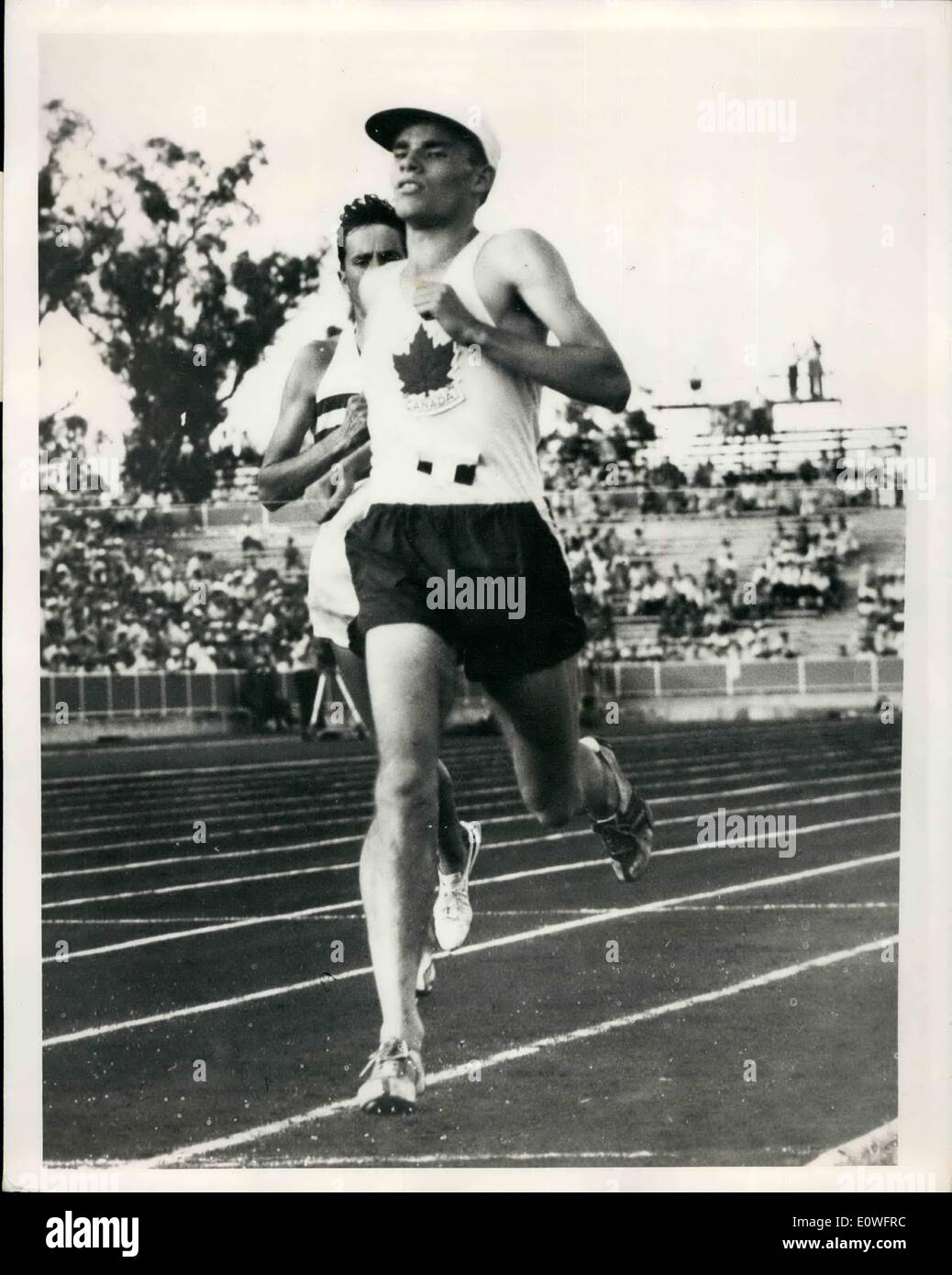 11. November 1962 - Kanadier gewinnt 6-Meilen-Event bei Perth: Fotoshows tragen eine weiße Schirmmütze, Bruce Kidd, von Kanada, kreuzt die Linie um Zinn-sechs-Meile-Event bei British Empire und Commonwealth Games bei Perth in der Rekordzeit von 28 Minuten 26,6 Seocnds. Stockfoto