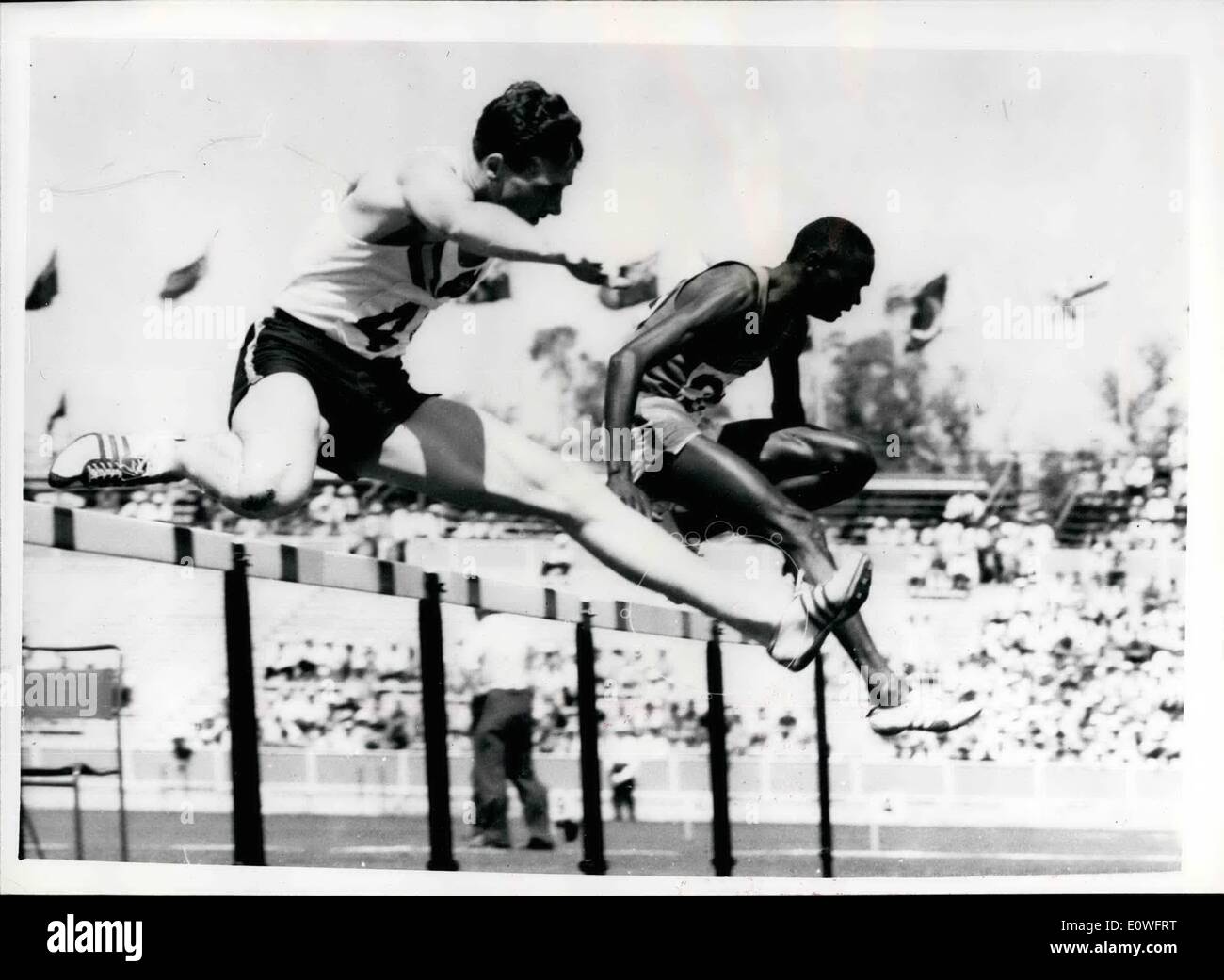 11. November 1962 - australische gewinnt Hürden: Foto zeigt australische K Roche (nächste Kamera Nr. 4) und K. Songok (No. 21) von Kenia klar die letzte Hürde in der 440 yds Männer ' s Hürden bei den British Empire and Commonwealth Games in Perth. Roche hat gewonnen. Stockfoto