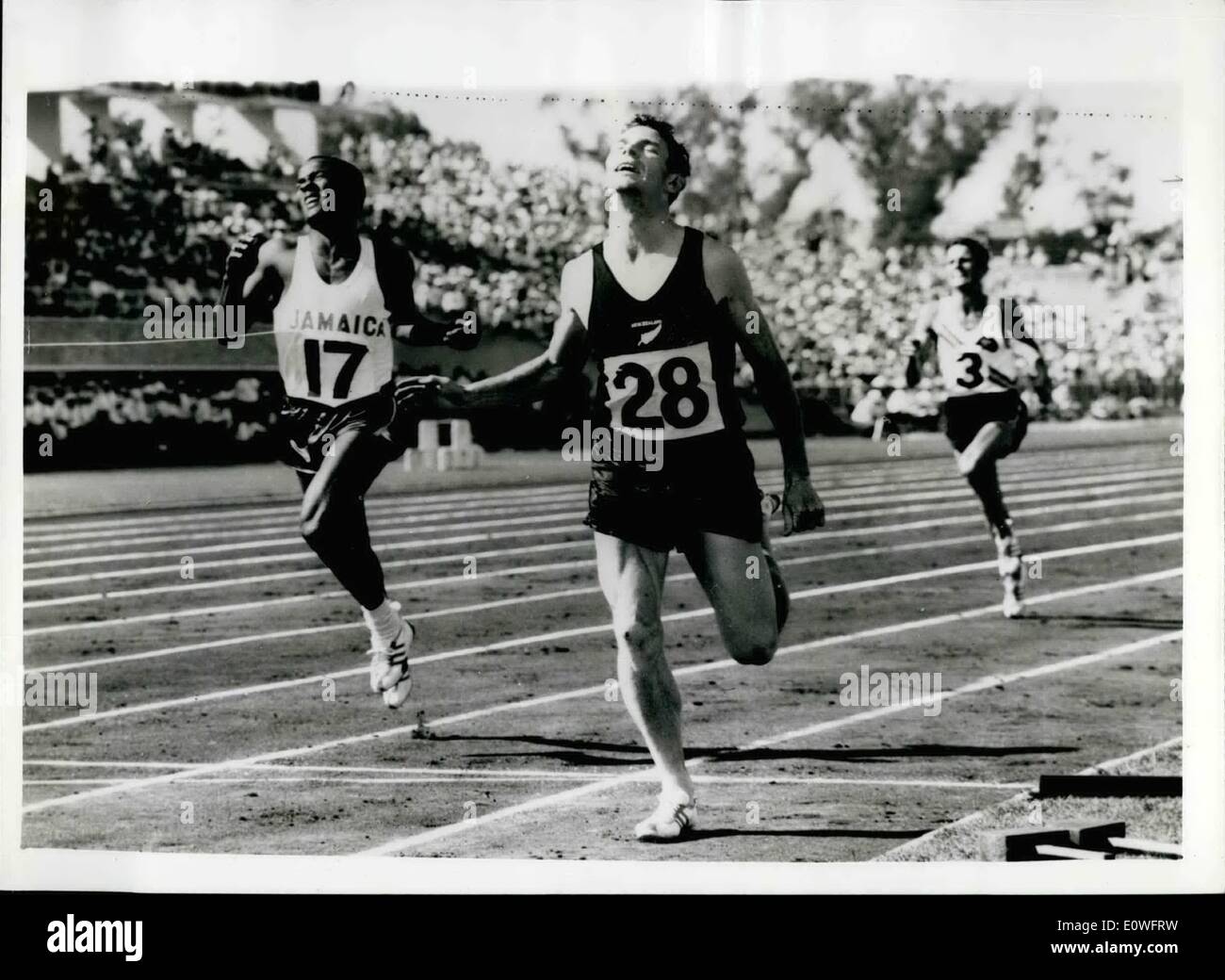 11. November 1962 - Neuseeländer gewinnt 880 Yards: Foto zeigt P. Snell von Neuseeland besiegte G. Kerr von Jamaika in den Männern "s Commonwealth Games bei Perth. Seine Zeit von 1 min. 47,6 war ein neues Empire Games und australischen Rekord. Stockfoto