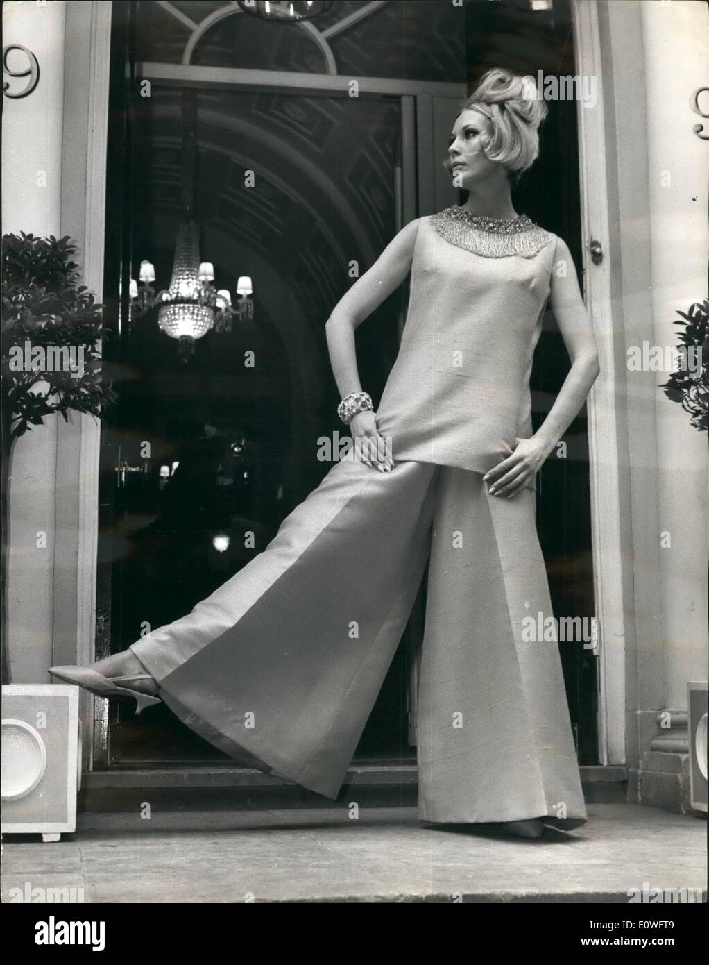 11. November 1962 - Christian Dior London-Kollektion für den Frühling: Christian Dior von London zeigte ihre Verbindung für Frühjahr 1963 heute. Foto zeigt eine überraschende Element in der Dior-Kollektion wie ein paar der riesigen Glocke unten Hosen, diese Hose, die Ed Hostess Kleid in '' getränkt Sonne '' orange Wildseide von Diane getragen wird. Stockfoto