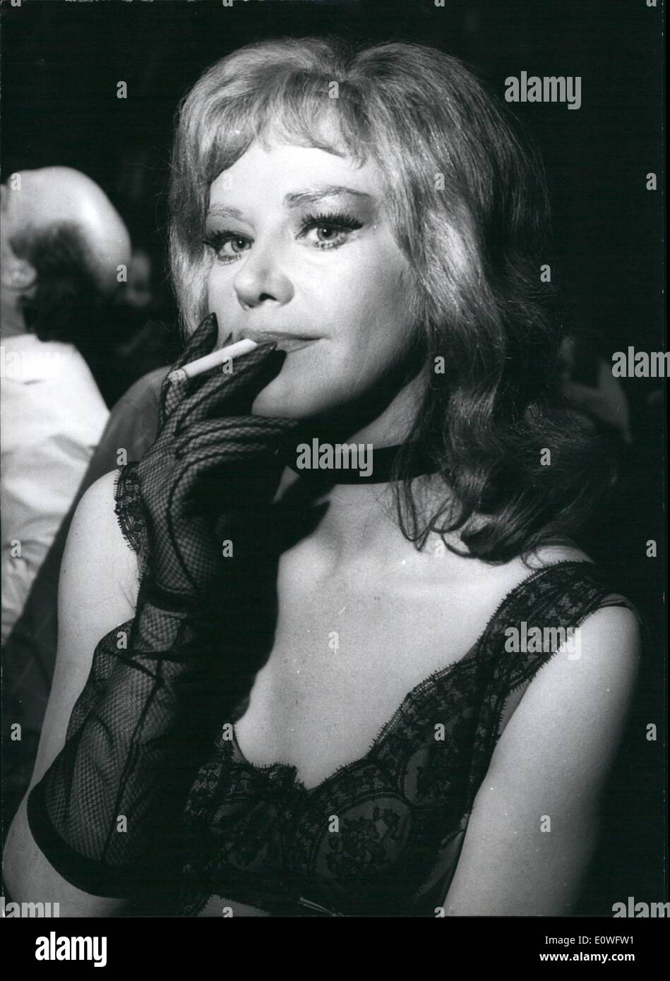 11. November 1962 - Hildegarde Neff in der '' drei Pfennig Oper '' im zweiten Film der '' drei Pfennig Oper '' Hildegarde (Hildegarde Neff) haben ihr Comeback in Deutschland. in den vergangenen Hildegarde hatte nur im Ausland gedreht. In diesem Film spielt sie die Rolle der "Jenny", die auch June Ritchie und Curd Jürgens (Curt Jürgens) starrt Stockfoto 11. November 1962 - Hildegarde Neff in der '' drei Pfennig Oper '' im zweiten Film der '' drei Pfennig Oper '' Hildegarde (Hildegarde Neff) haben ihr Comeback in Deutschland. in den vergangenen Hildegarde hatte nur im Ausland gedreht. In diesem Film spielt sie die Rolle der "Jenny", die auch June Ritchie und Curd Jürgens (Curt Jürgens) starrt Stockfoto