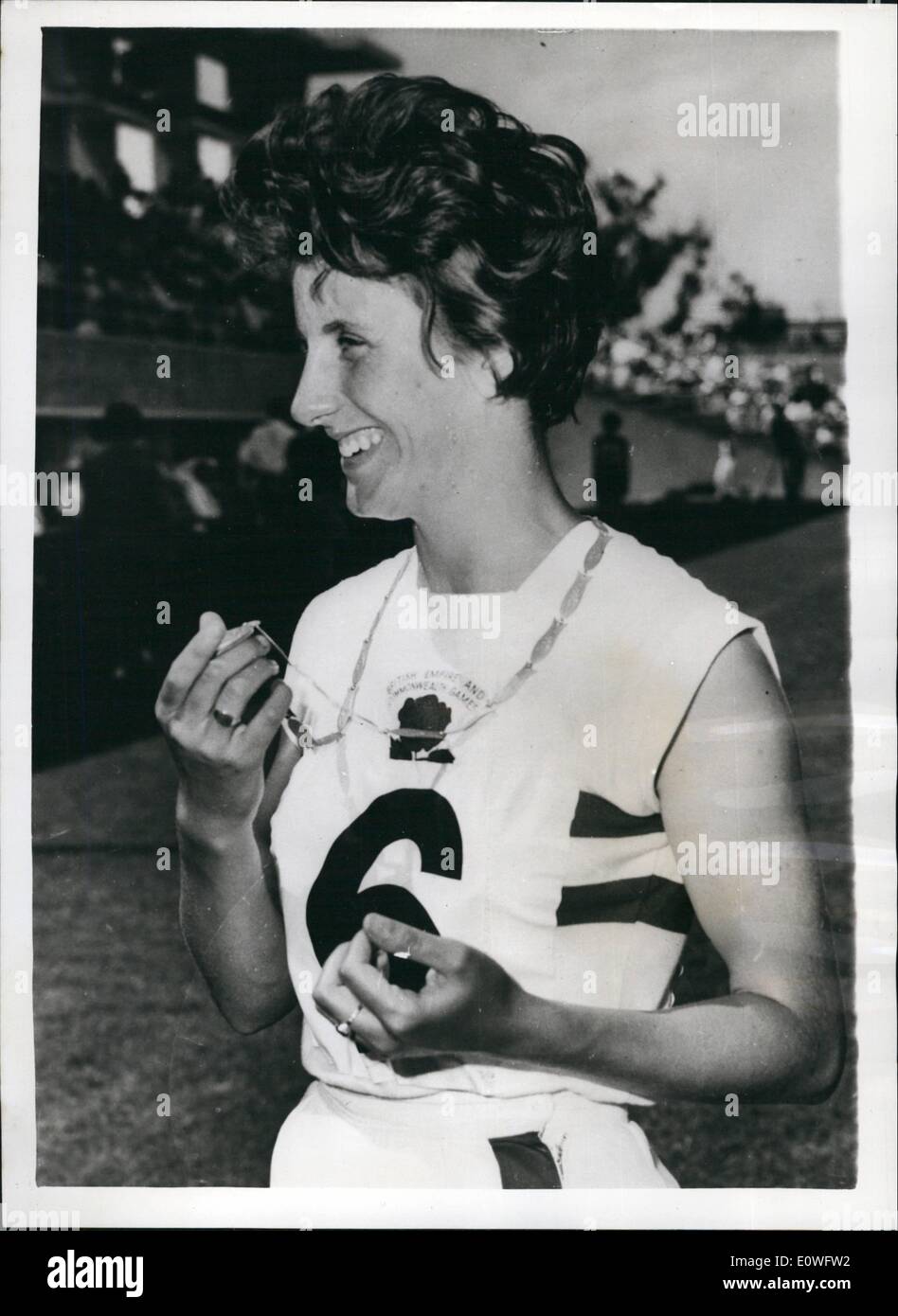 11. November 1962 - zeigt A Goldenes Ehrenzeichen für englische Läufer Foto Dorothy Hyman von England mit ihrer Goldmedaille nach ihrem Sieg in der Frauen 100 Jahre bei den British Empire and Commonwealth Games in Perth. Stockfoto