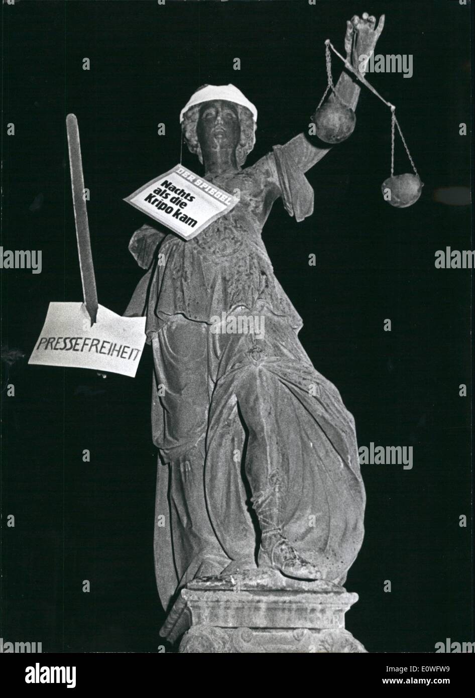11. November 1962 - einen stillen Protest gegen das Vorgehen gegen die deutschen Nachrichten, die Zeitschrift "Spiegel" von deutschen Bundesbehörden gestern Abend in Frankfurt am Main uraufgeführt wurde. Die Statue der Gerechtigkeit, die auf einem Brunnen vor dem Rathaus in Frankfurt ist, fand man hält eine neue '' Spiegel Frontpage und ein Schild mit der Aufschrift, dass '' Freiheit der Presse '' auf ihr Schwert zerschlagen. Stockfoto
