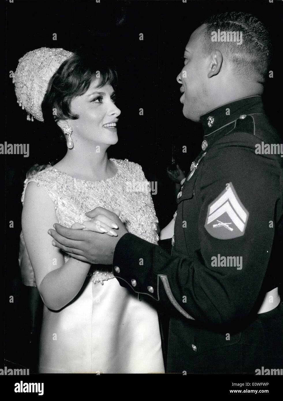 11. November 1962 - hat italienische Schauspielerin Gina Lollobrigida den großen Ball im Excelsior Hotel, für den Jahrestag der Gründung des '' US Marine Corps'' präsentiert. Die Schauspielerin hat tanzen mit zahlreichen von Rom. Stockfoto