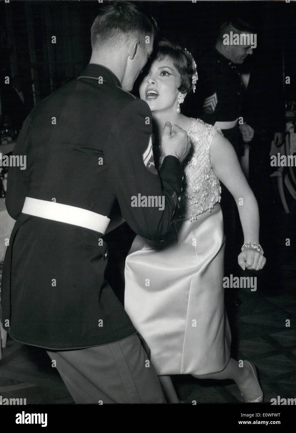 11. November 1962 - hat italienische Schauspielerin den großen Ball im Excelsior Hotel, für den Jahrestag der Gründung des '' US Marine Corps'' präsentiert. Die Schauspielerin hat mit zahlreichen Marines von Rom zu tanzen. Stockfoto