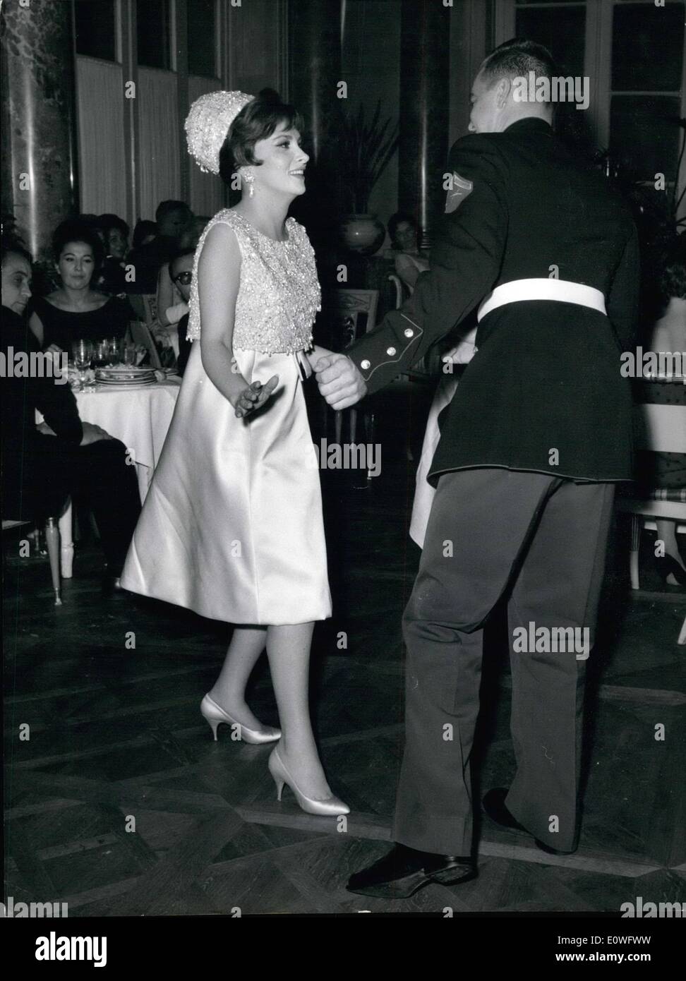 11. November 1962 - italienische Schauspielerin präsentierte auf den großen Ball im Excelsior Hotel, für den Jahrestag der Gründung der '' U.S. Marine Corps''. Die Schauspielerin hat mit zahlreichen Marines von Rom zu tanzen. Stockfoto